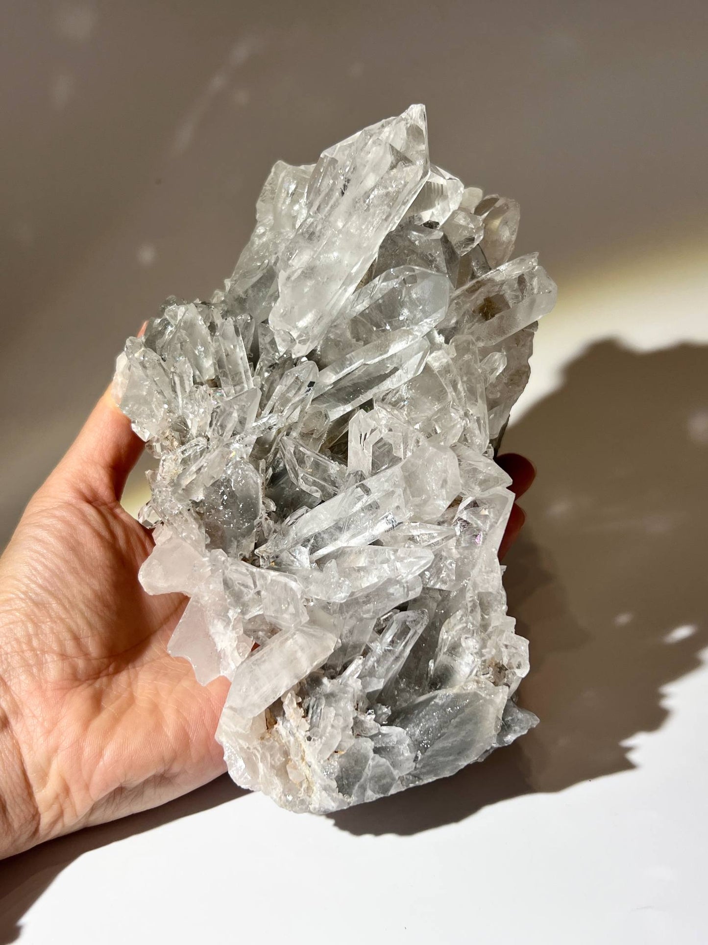 巴西列姆利亞水晶簇晶柱表面清晰阿卡西生長紋（條碼紋）與高折射光澤特寫。