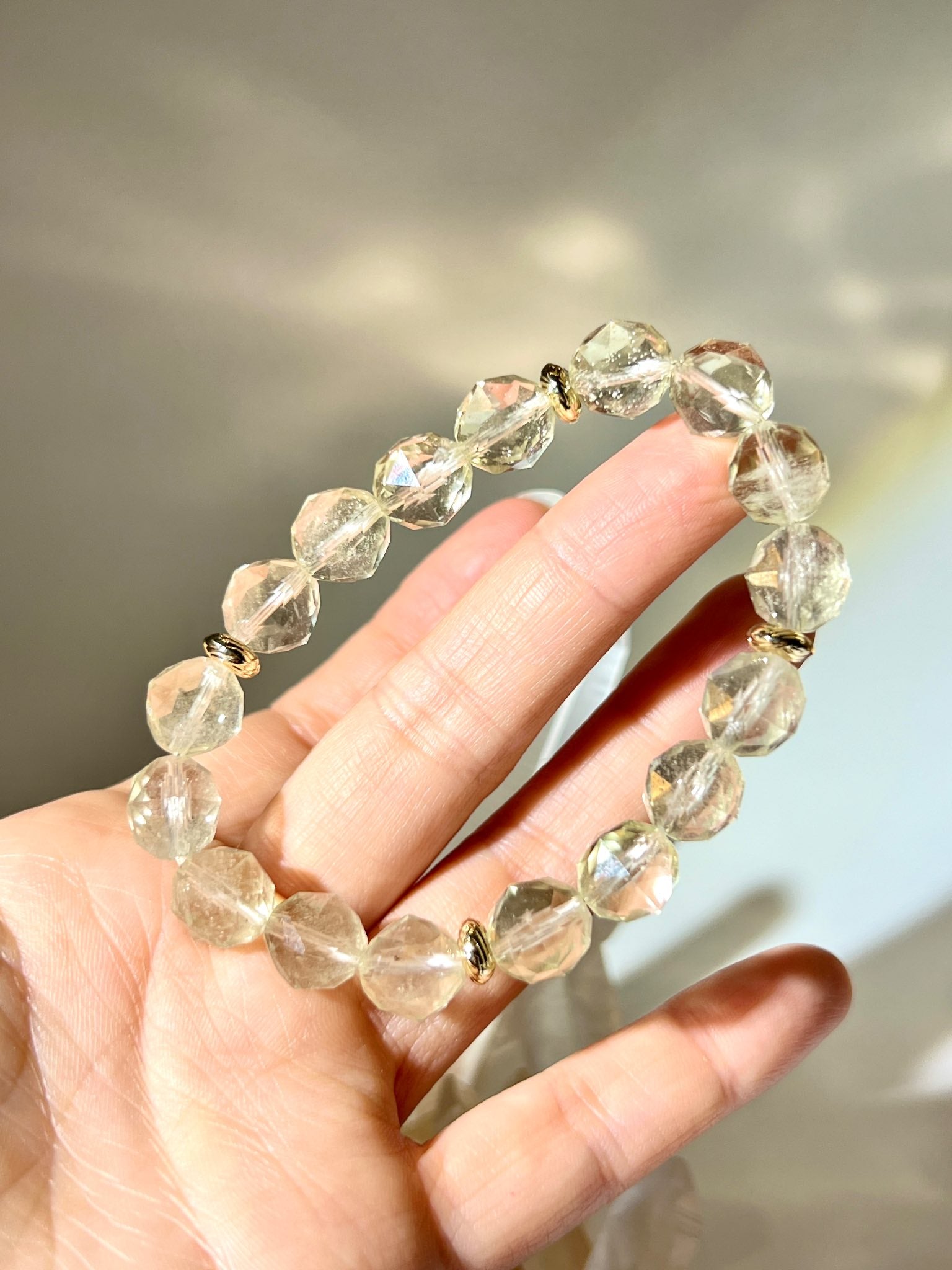 Libyan Desert Glass 切面珠子特寫．天然紋理與折射光線