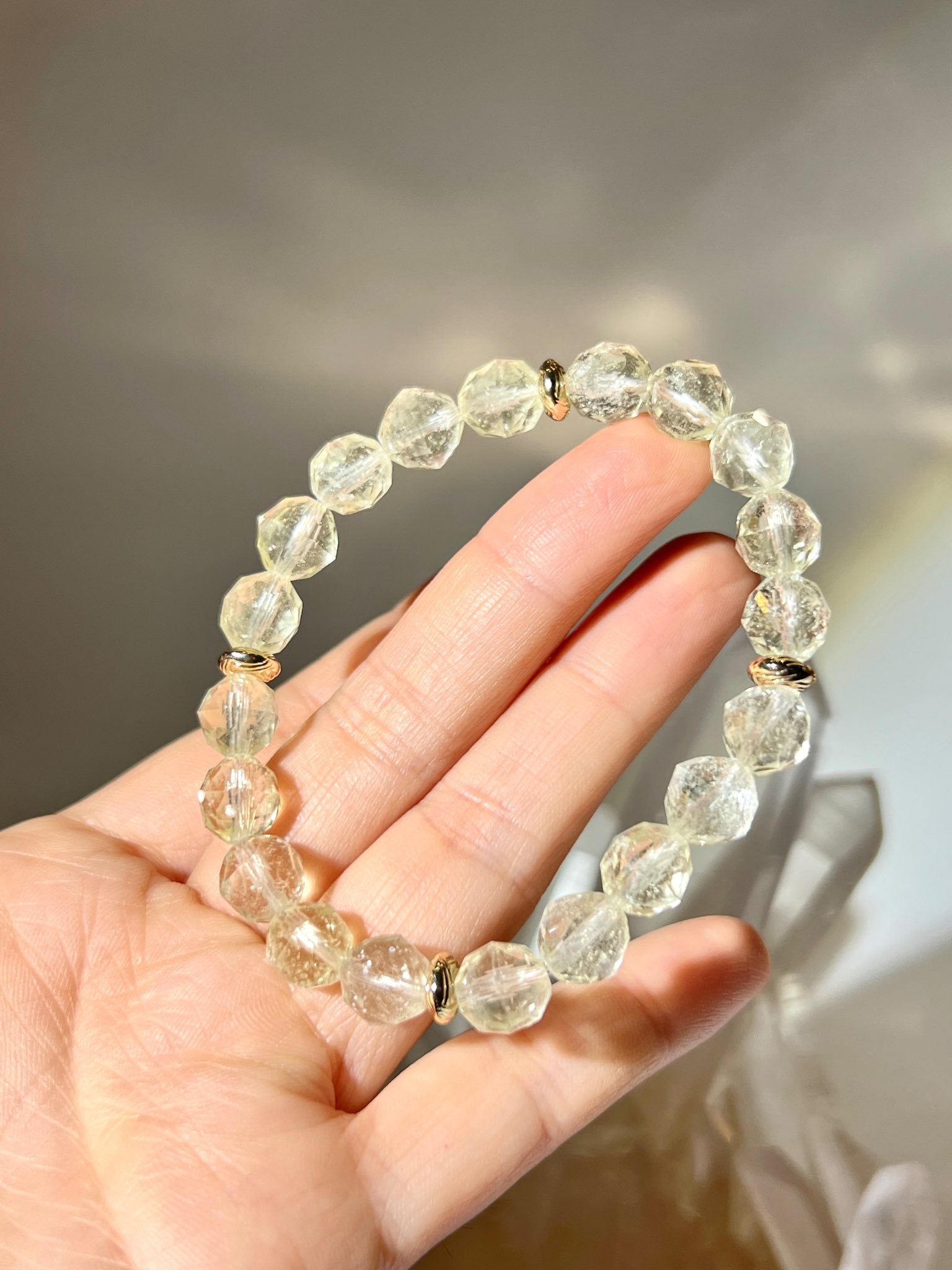 9–10mm LDG 手串佩戴示範．自然光下的金色光澤