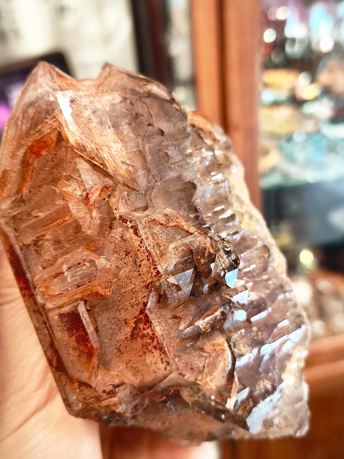 三色骸骨水晶 Skeletal Fenster Quartz 南無水晶 骸骨水晶原石 什麽是骸骨水晶 黃泥 紅泥 茶色礦物泥 骸骨水晶功效