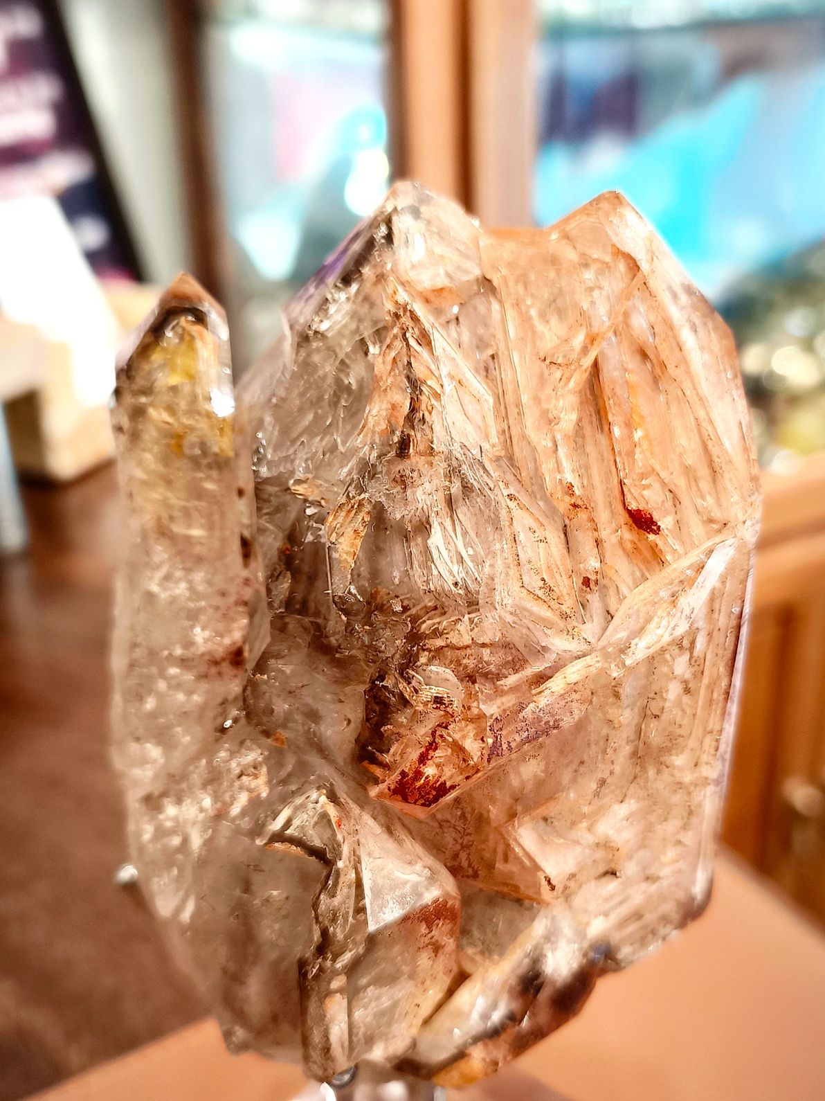 三色骸骨水晶 Skeletal Fenster Quartz 南無水晶 骸骨水晶原石 什麽是骸骨水晶 黃泥 紅泥 茶色礦物泥 海底輪水晶