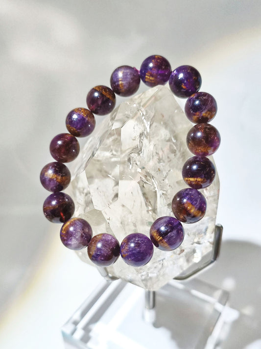 金腰帶紫鈦晶 紫鈦晶金腰帶 金腰帶 紫鈦晶 紫鈦晶功效 紫鈦晶手鏈 紫鈦水晶 茶晶 鈦晶 金髮晶 鈦晶手鏈 香港水晶 南無水晶 Amethyst Rutilated Quartz 財運亨通 招財 能量共振
