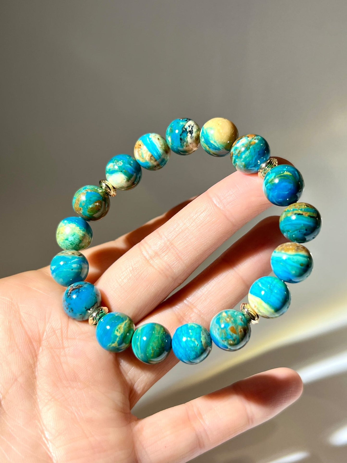 海岸風格藍澳寶手串，呈現療癒而輕盈的自然質地