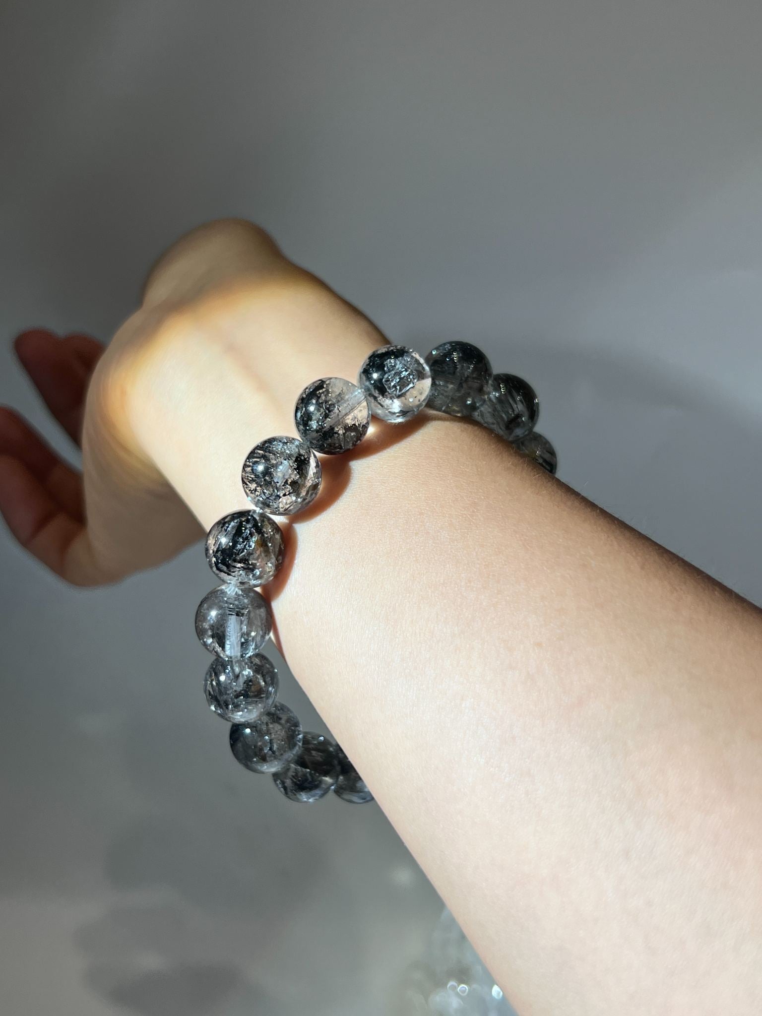 頂級黑閃靈鑽骸骨型手鍊 13mm，呈現高透冰晶與天然銀黑包體特寫