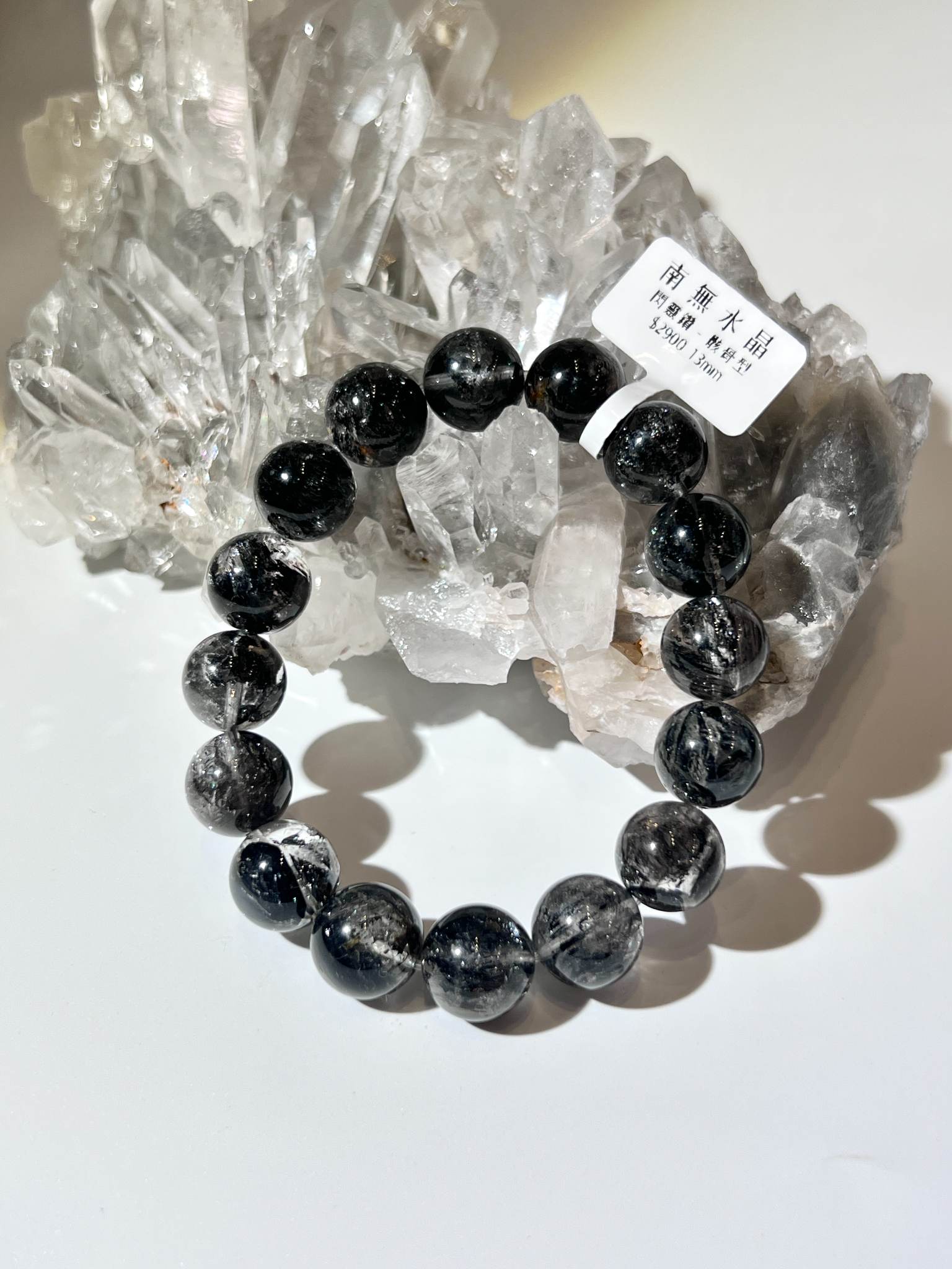 水晶頂級黑武士閃靈鑽手鍊 13mm，呈現高透冰晶與天然碳氫化合物包體特寫