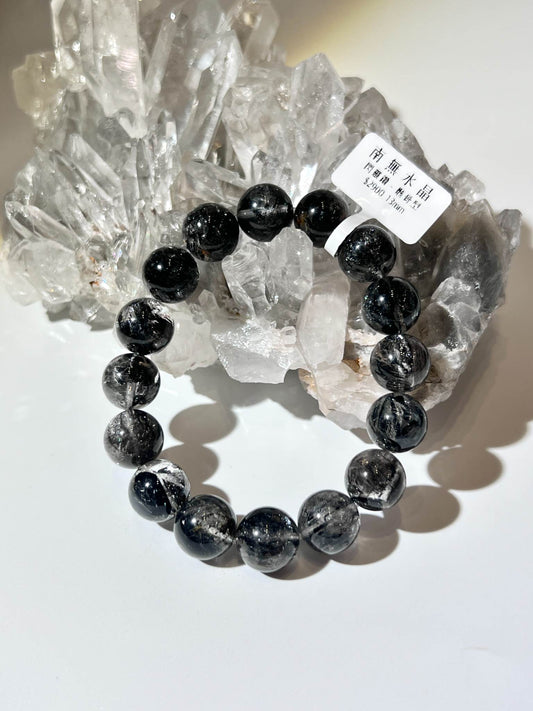 水晶頂級黑武士閃靈鑽手鍊 13mm，呈現高透冰晶與天然碳氫化合物包體特寫