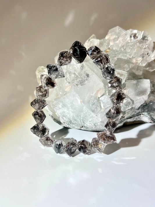 天然雲貴極閃黑閃靈鑽原石手串，展現骸骨型生長紋理與全黑溏心特徵