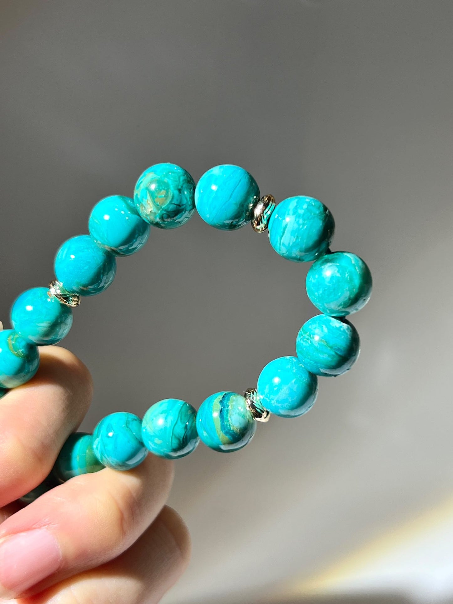 Blue Peruvian Opal 秘魯藍澳寶手串帶來柔和療癒能量，有助減壓、放鬆與內在平衡