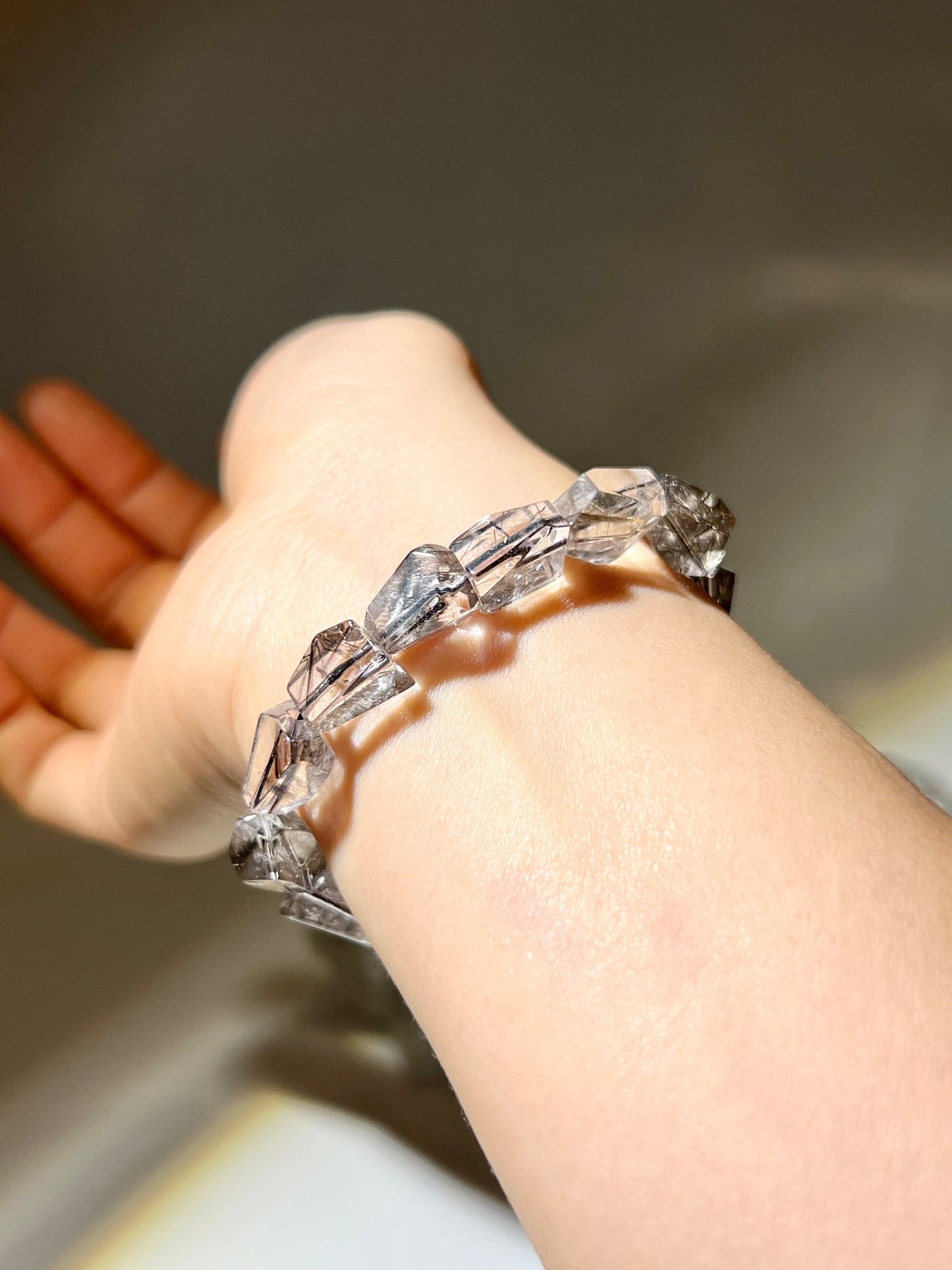 黑銀鈦 黑銀鈦水晶 黑銀鈦功效 黑銀鈦手鏈 黑銀鈦是什麼 南無水晶 brookite in quartz