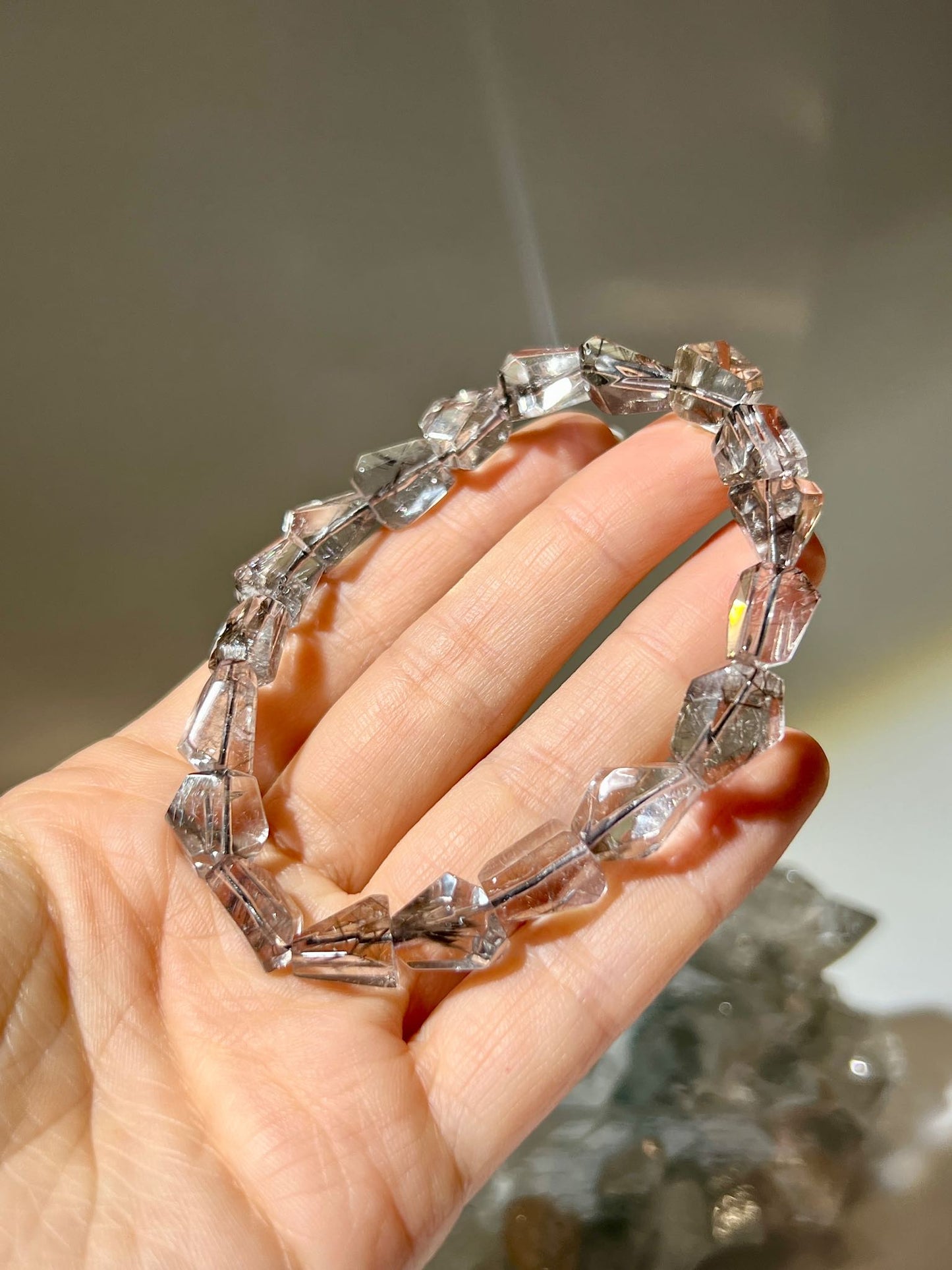 黑銀鈦 黑銀鈦水晶 黑銀鈦功效 黑銀鈦手鏈 黑銀鈦是什麼 南無水晶 brookite in quartz  防小人水晶