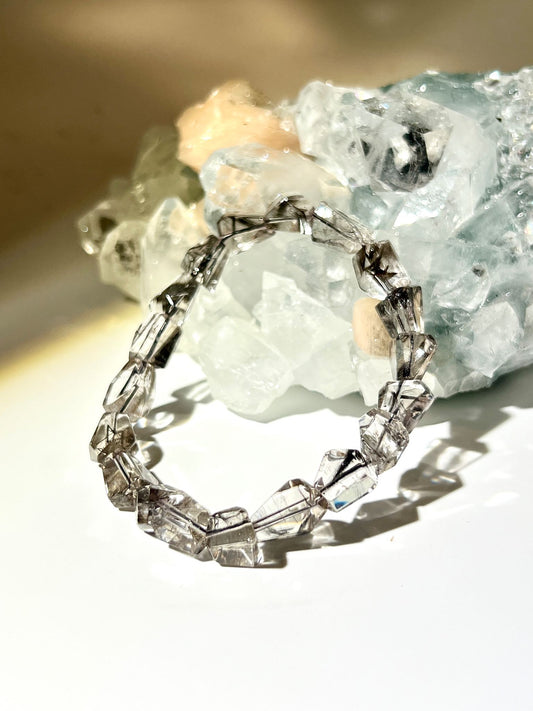 黑銀鈦 黑銀鈦水晶 黑銀鈦功效 黑銀鈦手鏈 黑銀鈦是什麼 南無水晶 brookite in quartz