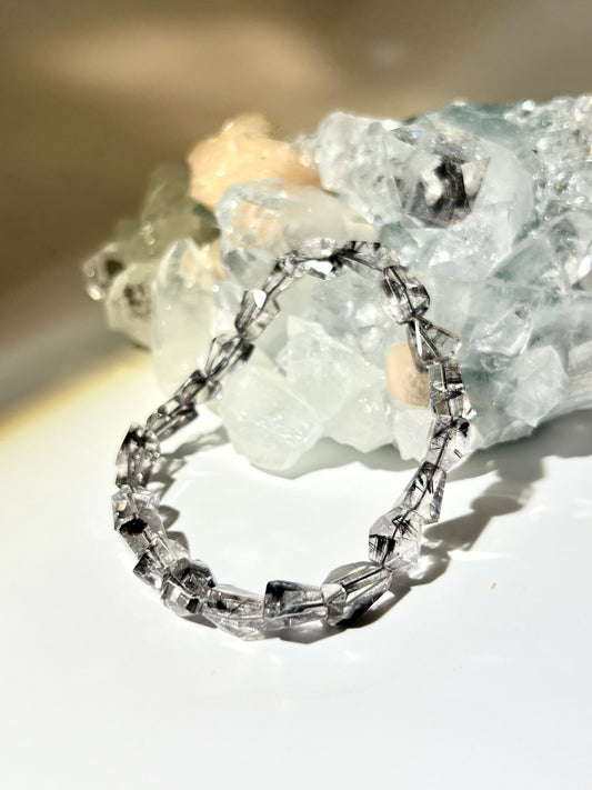 黑銀鈦 黑銀鈦有什麼功效 黑銀鈦功效 黑銀鈦水晶 黑銀鈦手鏈 南無水晶 黑色水晶