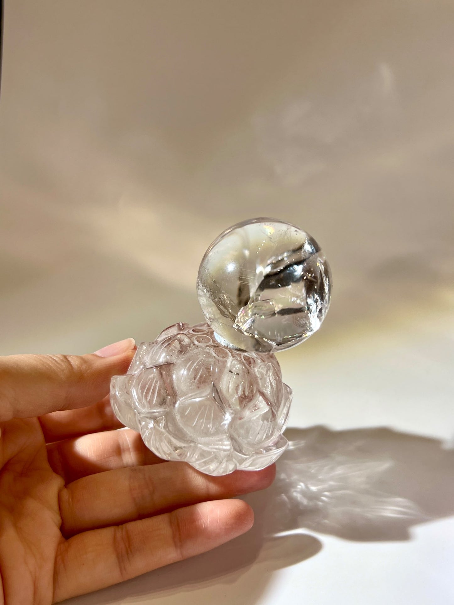 白水晶球特寫，光線折射出清晰能量紋理