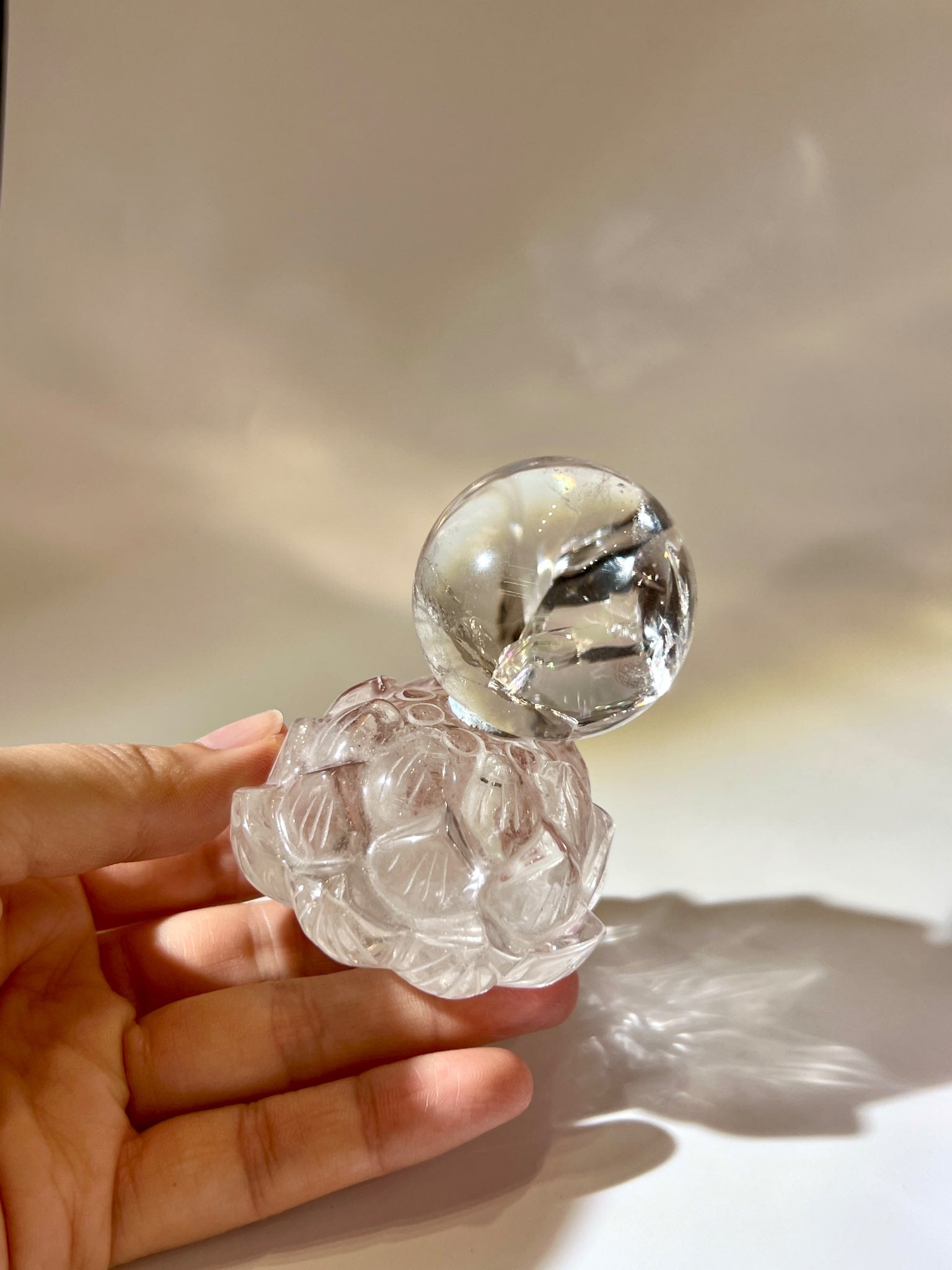 白水晶球特寫，光線折射出清晰能量紋理
