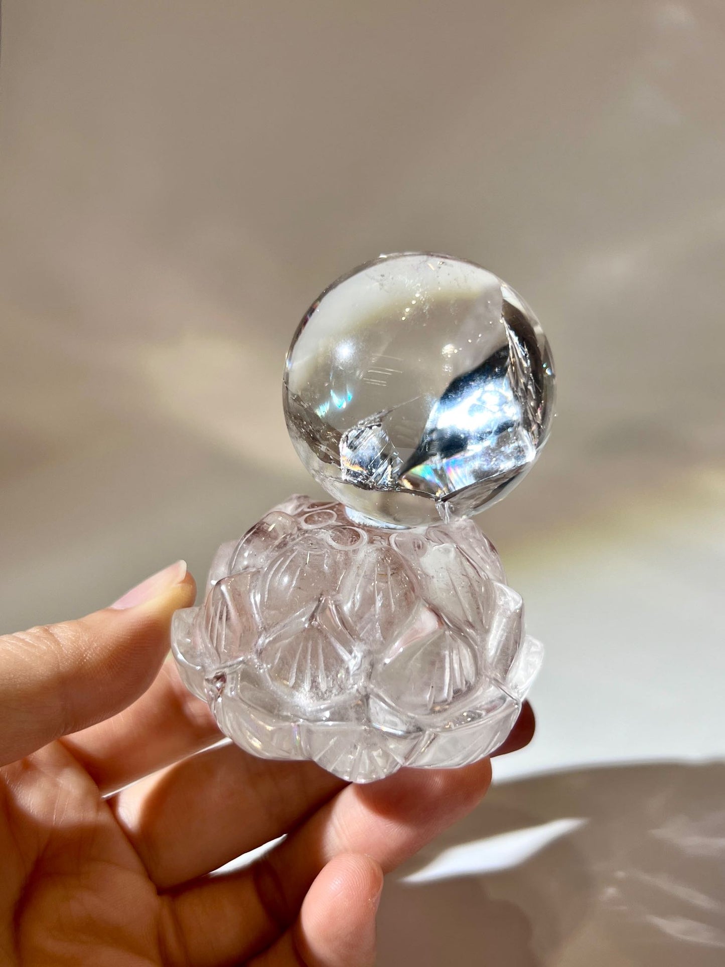 白水晶球與蓮花座在柔光下展示高透明度與能量感