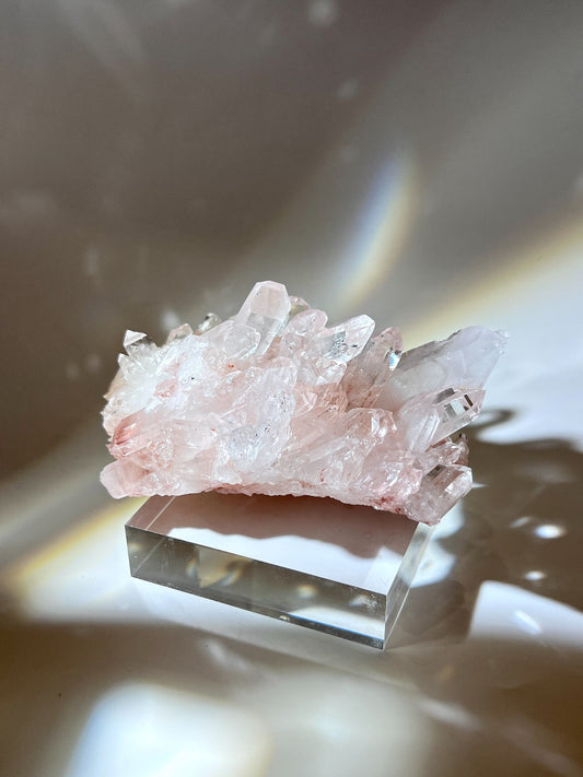 哥倫比亞粉紅列姆利亞晶簇天然水晶原礦正面