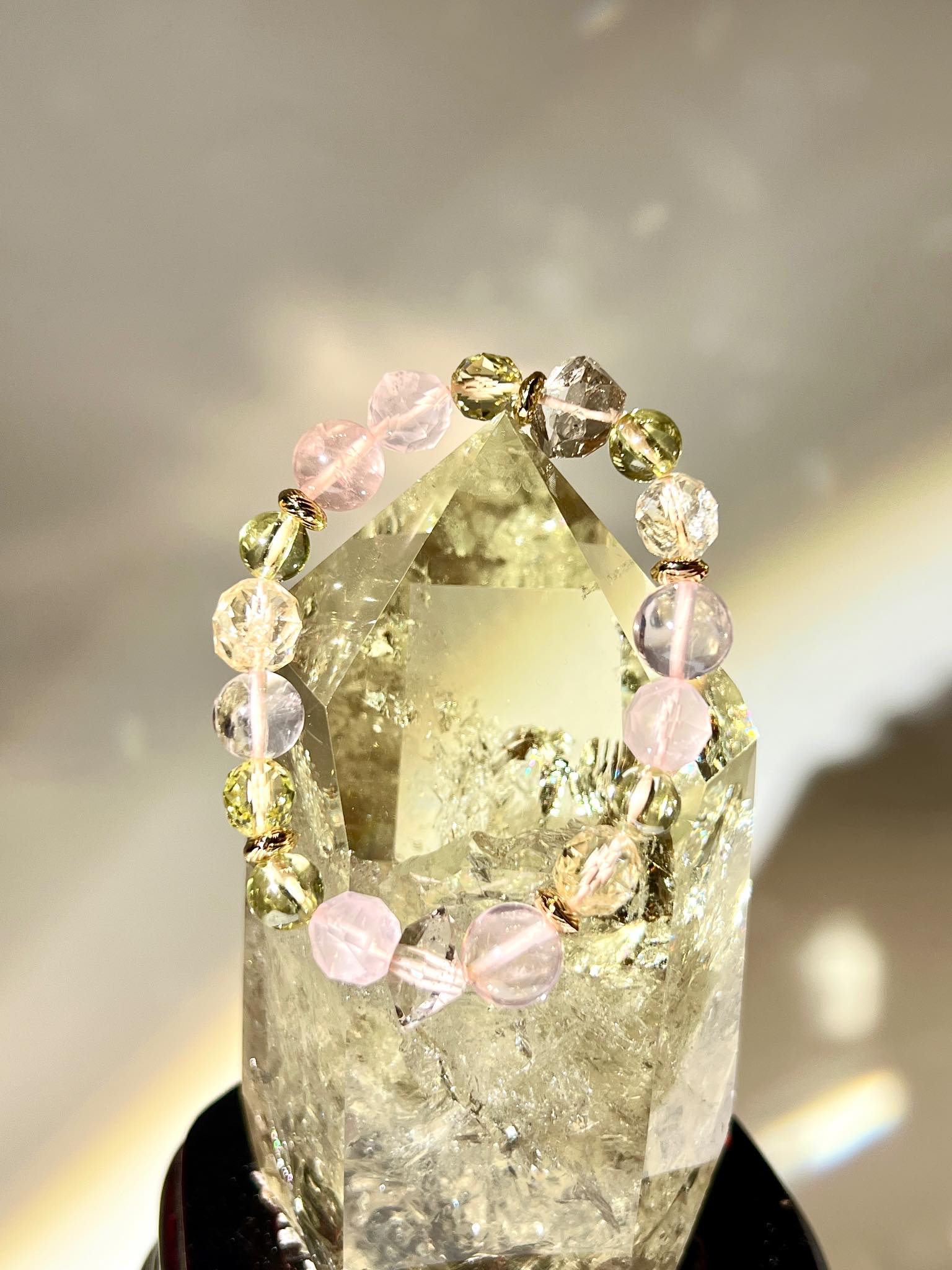 粉晶、閃靈鑽、黃晶與水龍珠組成的天然亮色系水晶手串。