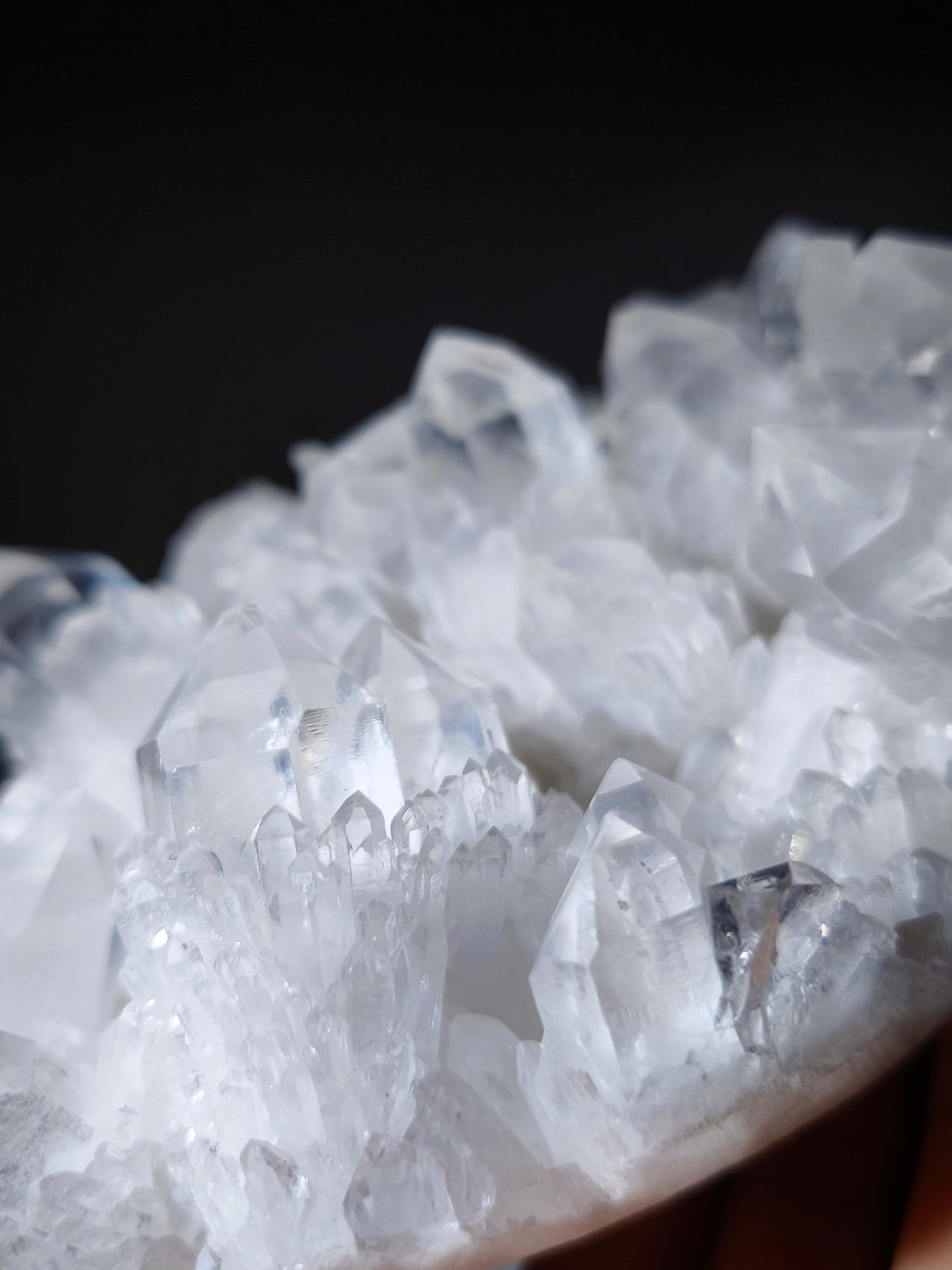 白晶簇 晶簇 水晶簇 菠蘿骨幹 菠蘿水晶 菠蘿晶簇 菠蘿骨幹水晶 什麼是菠蘿骨幹 淨化晶簇 淨化手串 淨化水晶 南無水晶 elestial quartz 