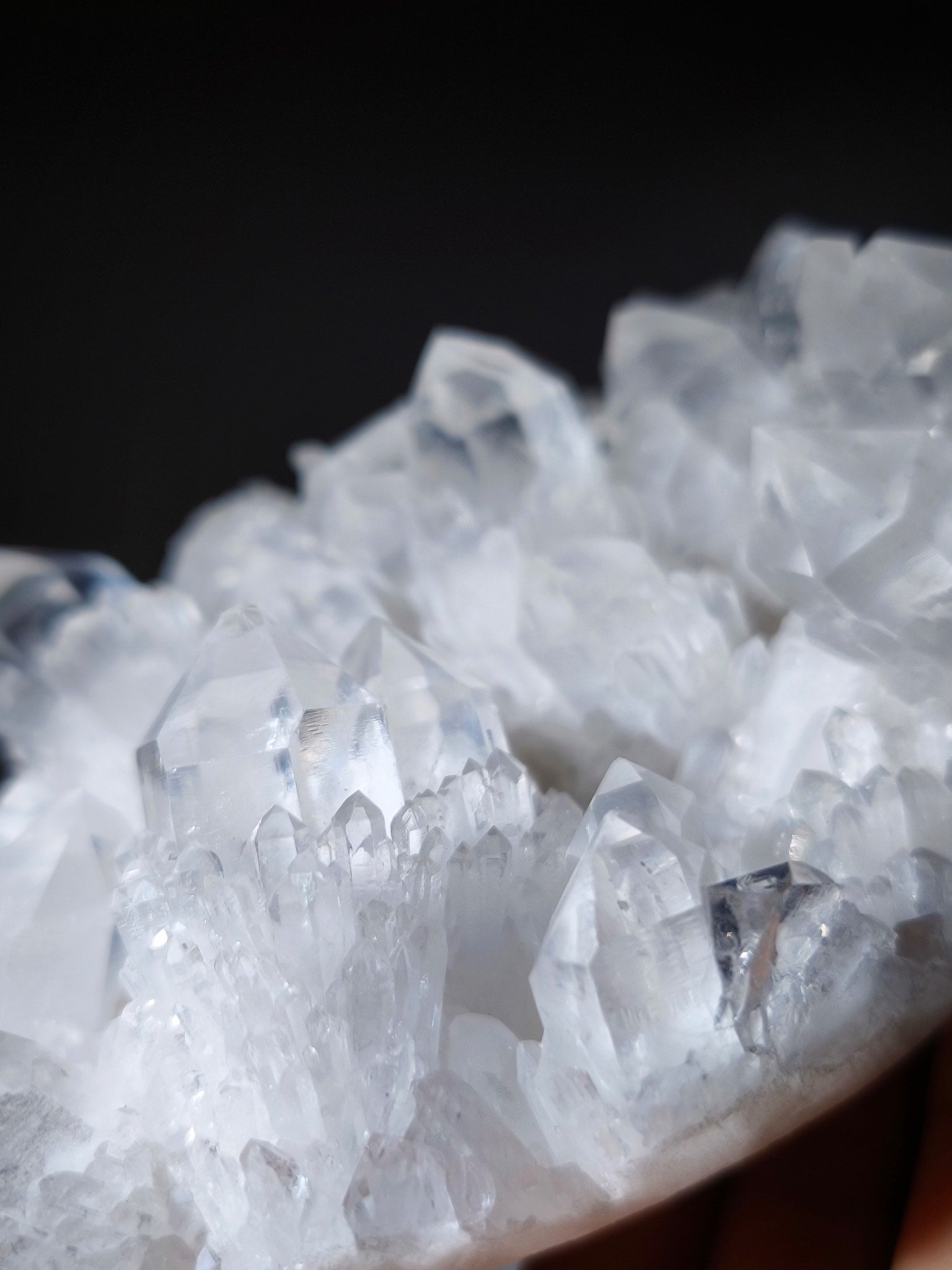 白晶簇 晶簇 水晶簇 菠蘿骨幹 菠蘿水晶 菠蘿晶簇 菠蘿骨幹水晶 什麼是菠蘿骨幹 淨化晶簇 淨化手串 淨化水晶 南無水晶 elestial quartz 