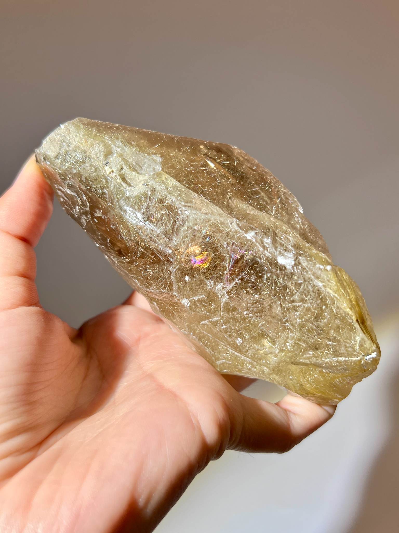 金髮晶原石單晶體與金色針狀金紅石包裹體微距特寫