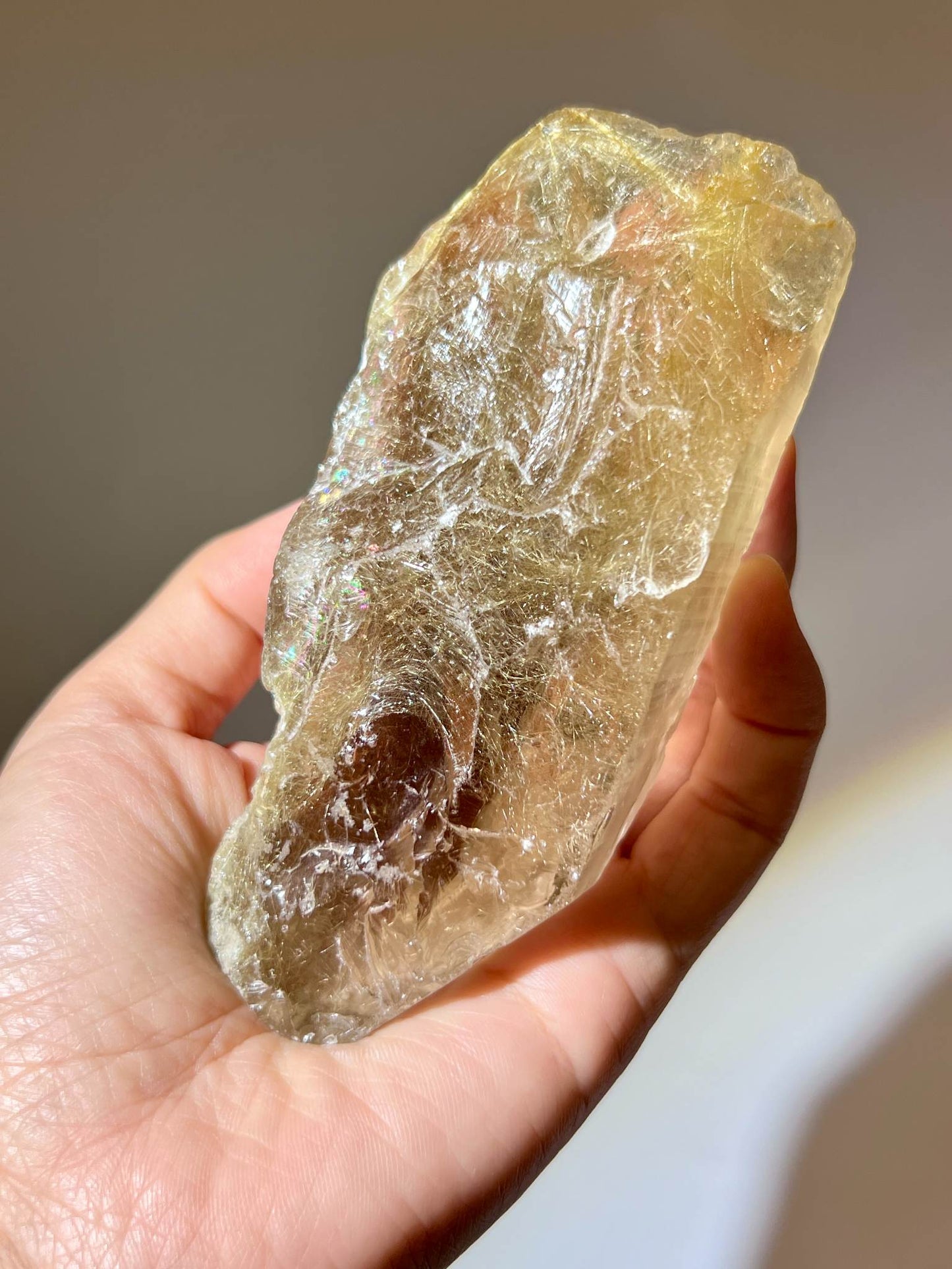 未經人工拋光之天然金髮晶原石表面肌理與晶體結構