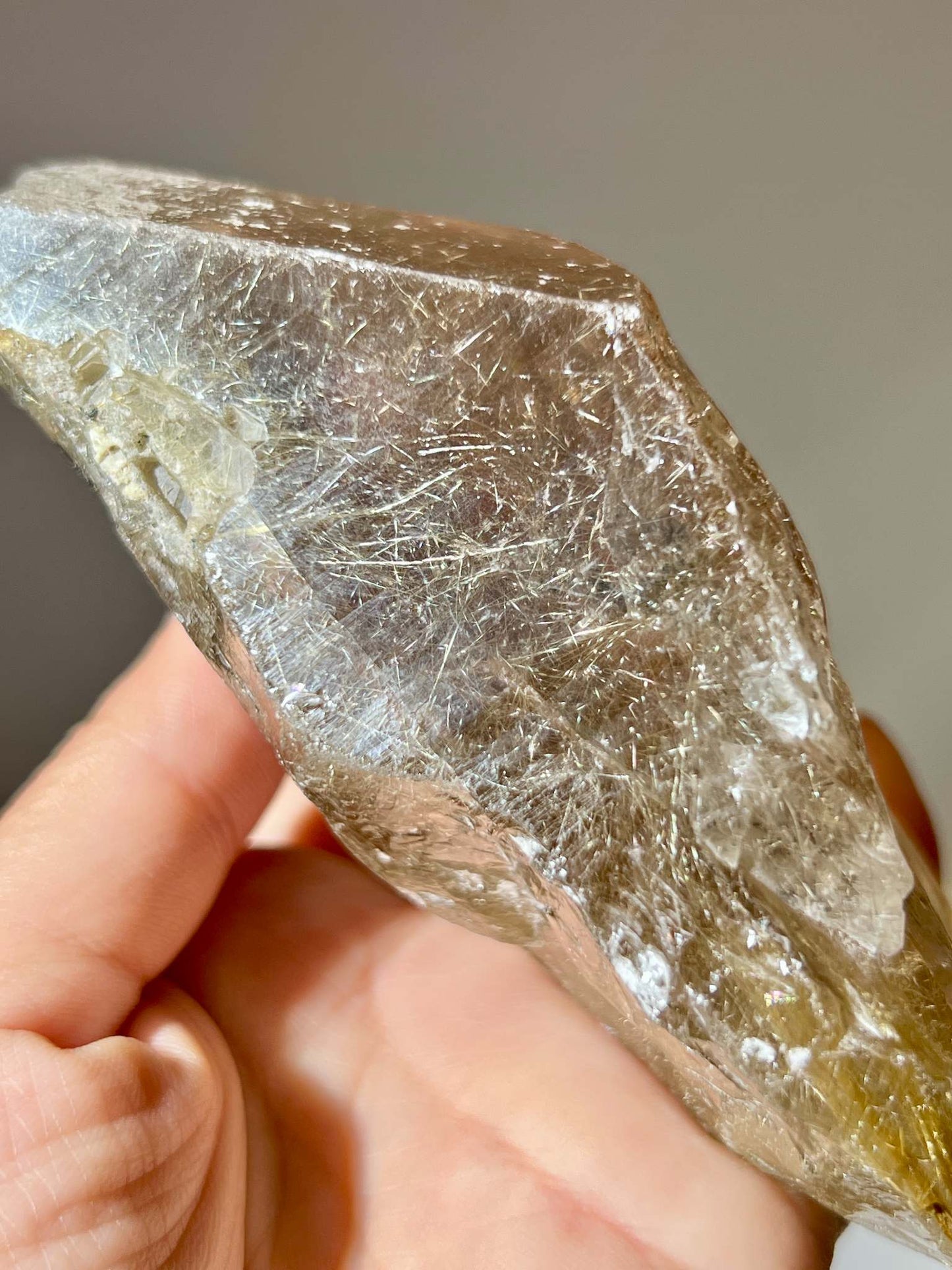 手持金髮晶原石感受自然冰透質感與密集金絲細節