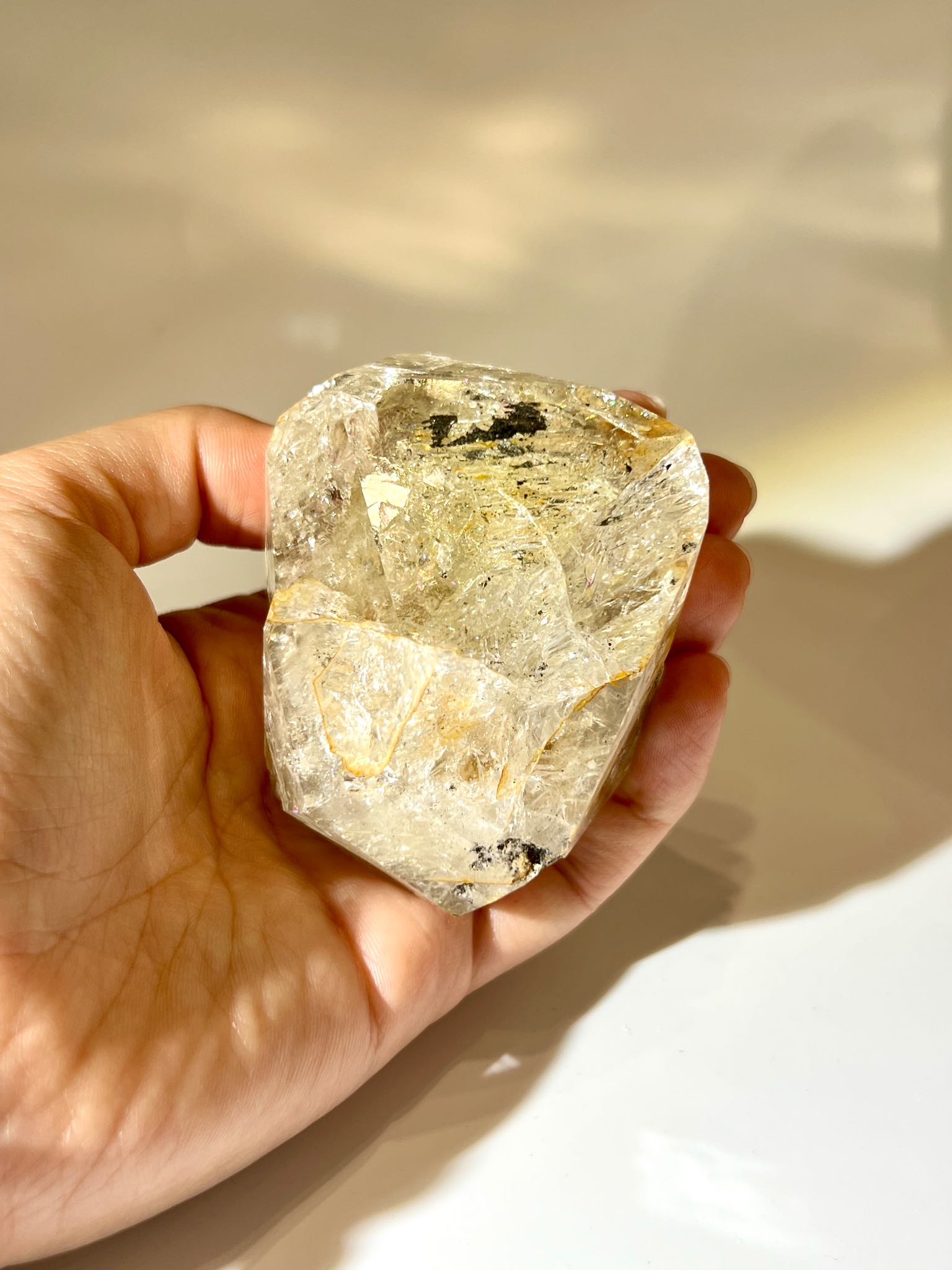 含金色氧化鐵包裹體的 Herkimer Diamond 特寫