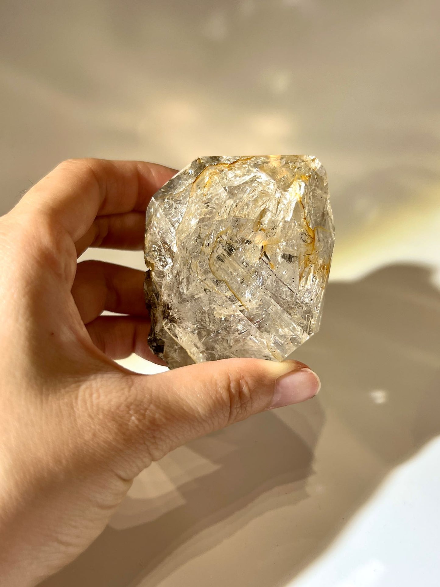含鐵氧化物金色包裹體的美國 Herkimer Diamond