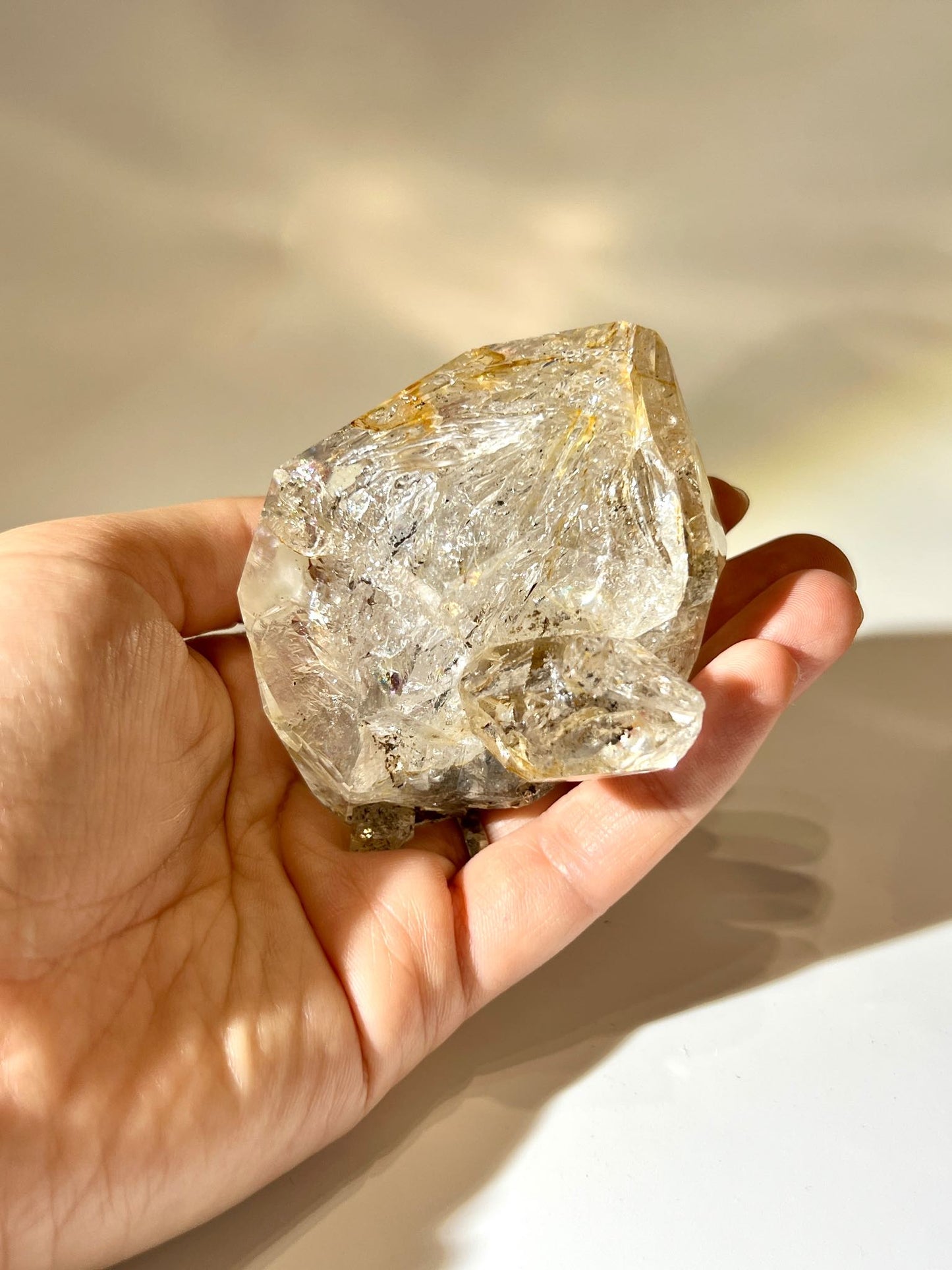 伴生小鑽的天然 Herkimer Diamond 標本