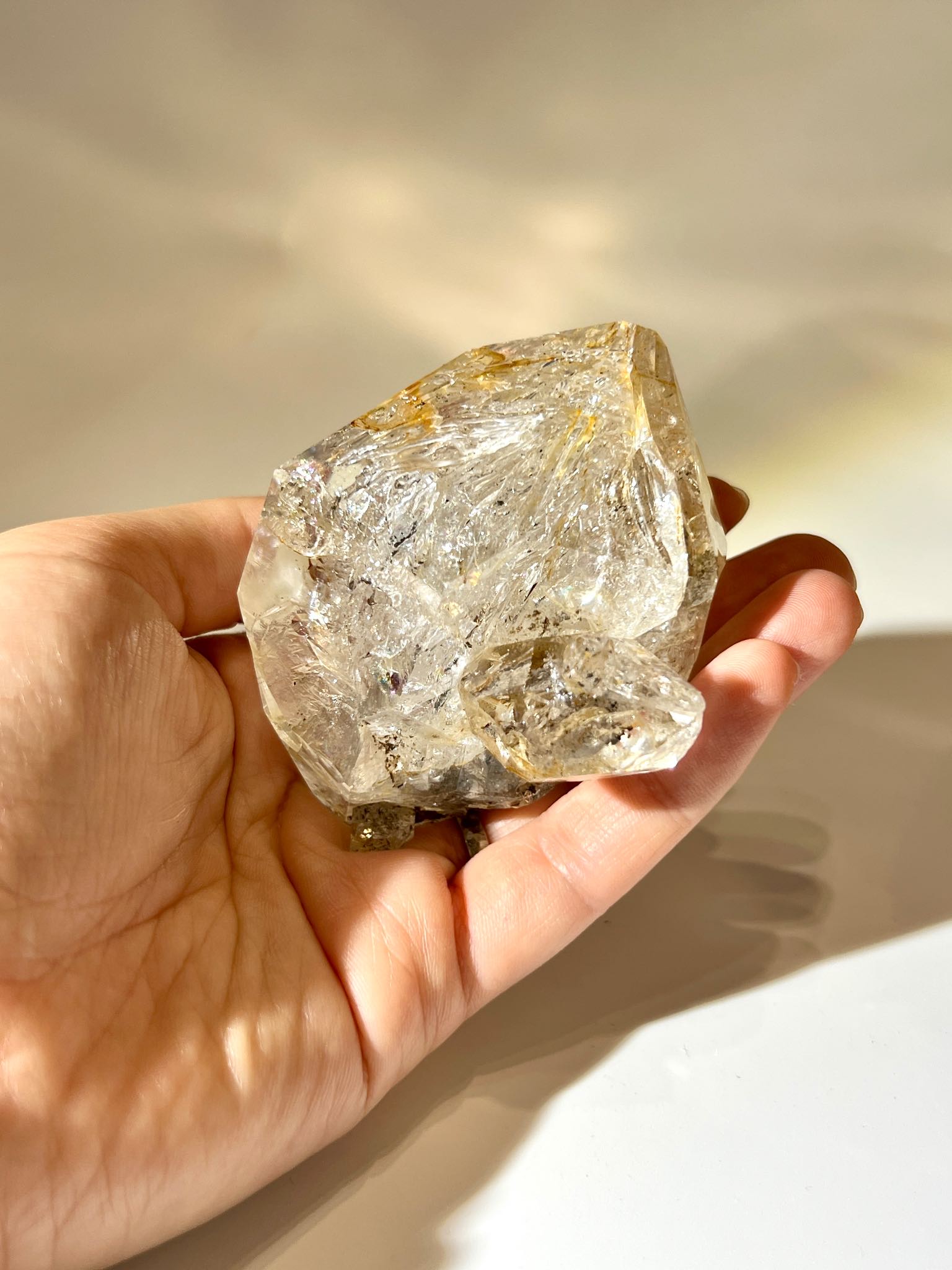 伴生小鑽的天然 Herkimer Diamond 標本