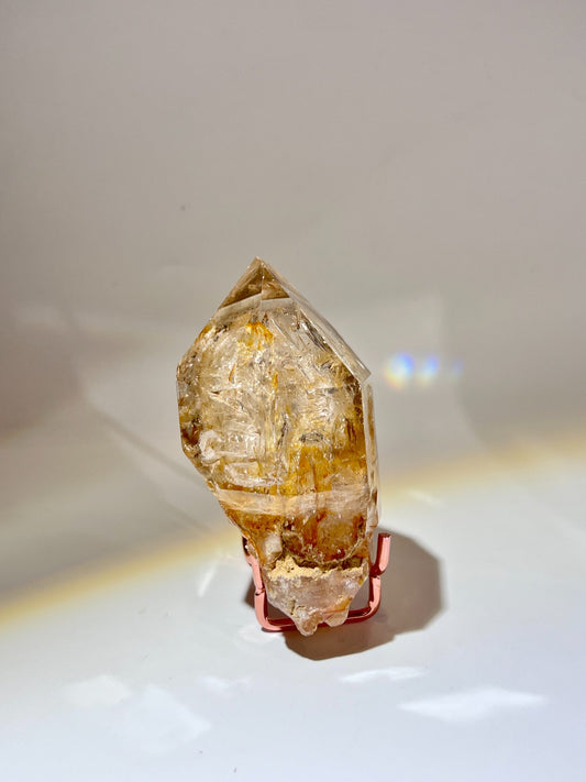 四川金色閃靈鑽原石擺件置於展示台，展示雙端結晶與大地原礦美學