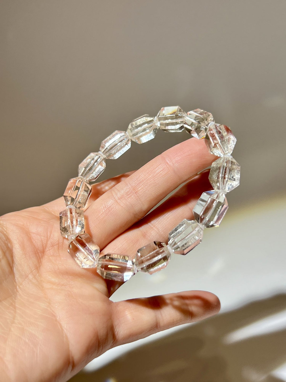 PB 黃金列姆利亞手串手持特寫｜約 9.5mm 金黃透度