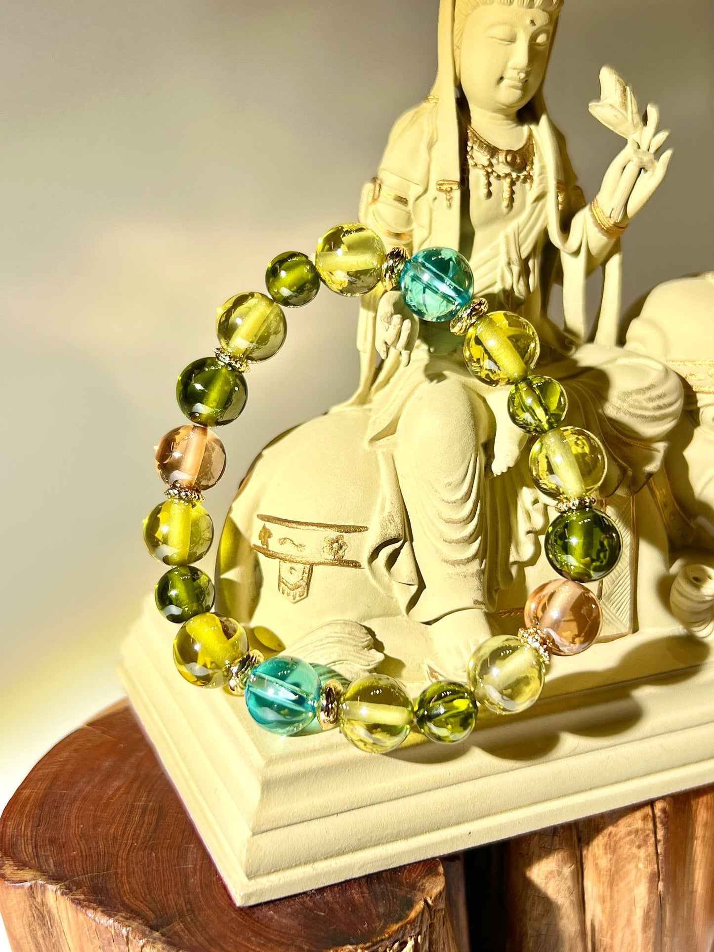 湖水藍、綠色、香檳金與隕石黃水龍珠能量手串，協助降火、平衡節奏與保持冷靜，適合做事太快或情緒急躁的人佩戴