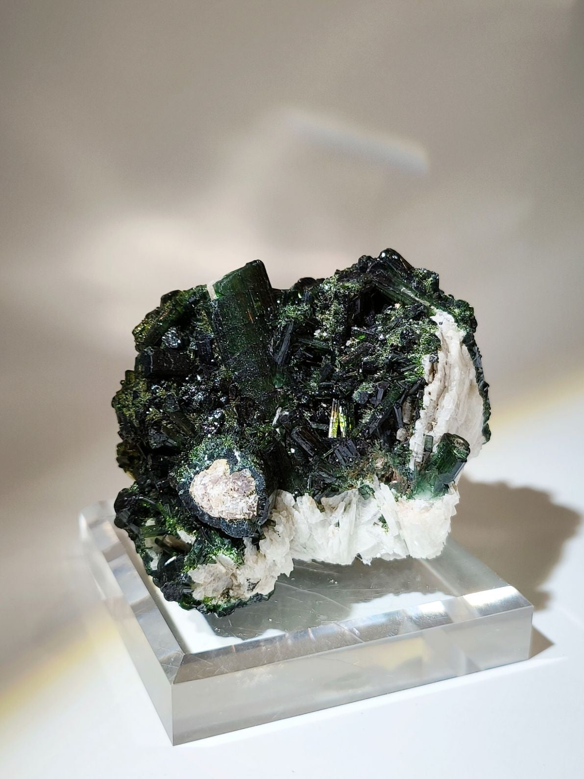 green tourmaline 綠碧璽 碧璽與白水晶共生 香港碧璽 綠碧璽礦標