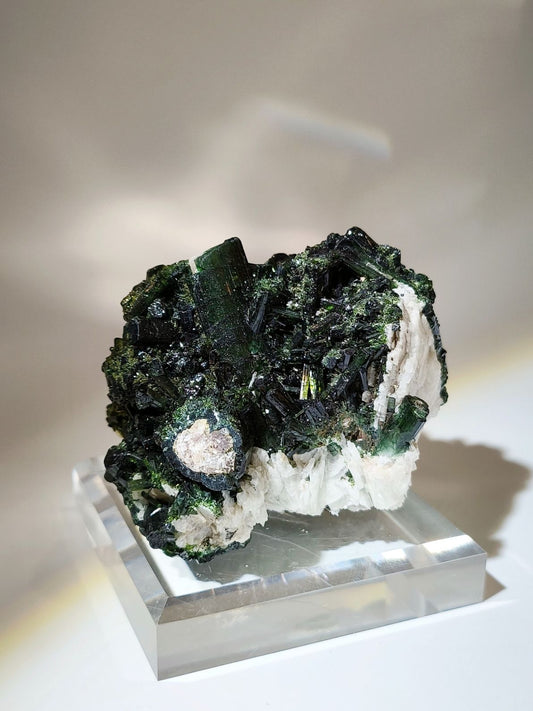 green tourmaline 綠碧璽 碧璽與白水晶共生 香港碧璽 綠碧璽礦標