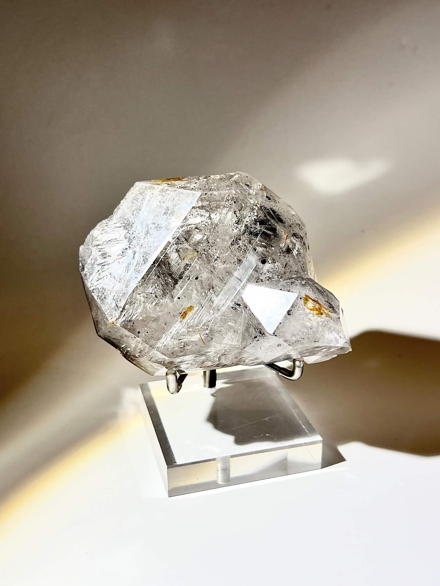 雲貴水膽石油流沙閃靈鑽原石擺件 Enhydro Quartz 全貌展示