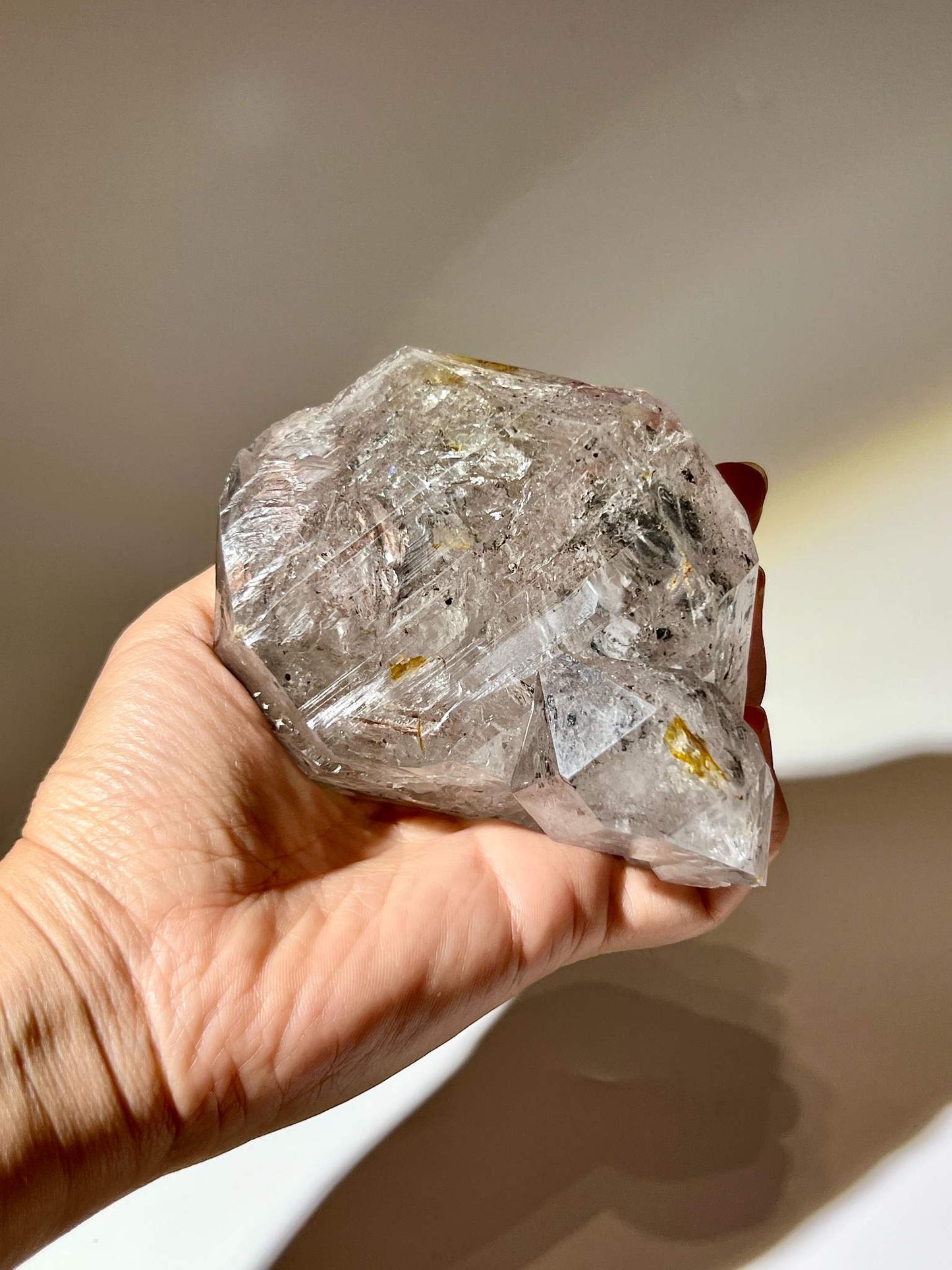 手持巨型雲貴水膽石油流沙閃靈鑽原石感受份量感與光澤展示