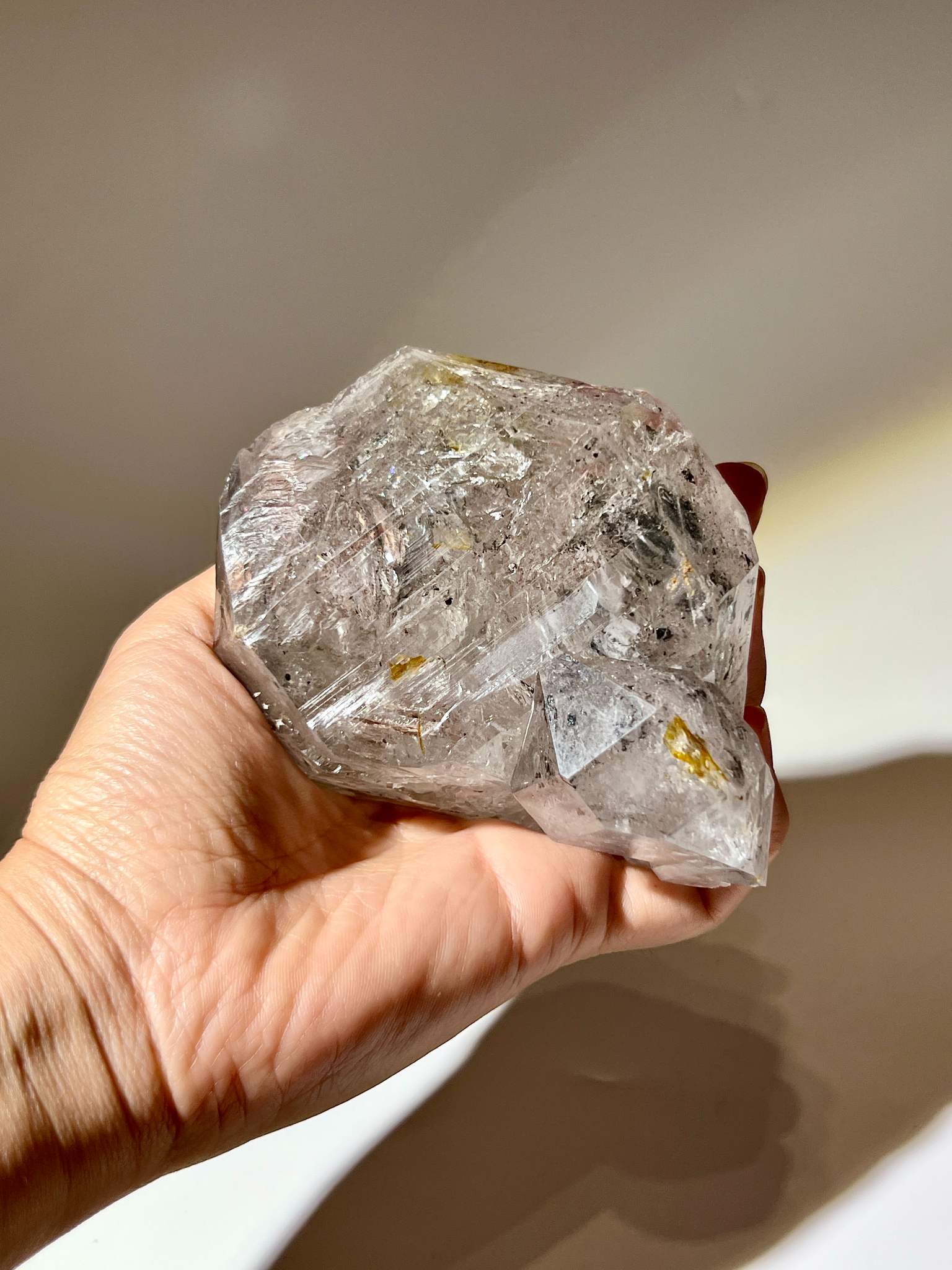 手持巨型雲貴水膽石油流沙閃靈鑽原石感受份量感與光澤展示