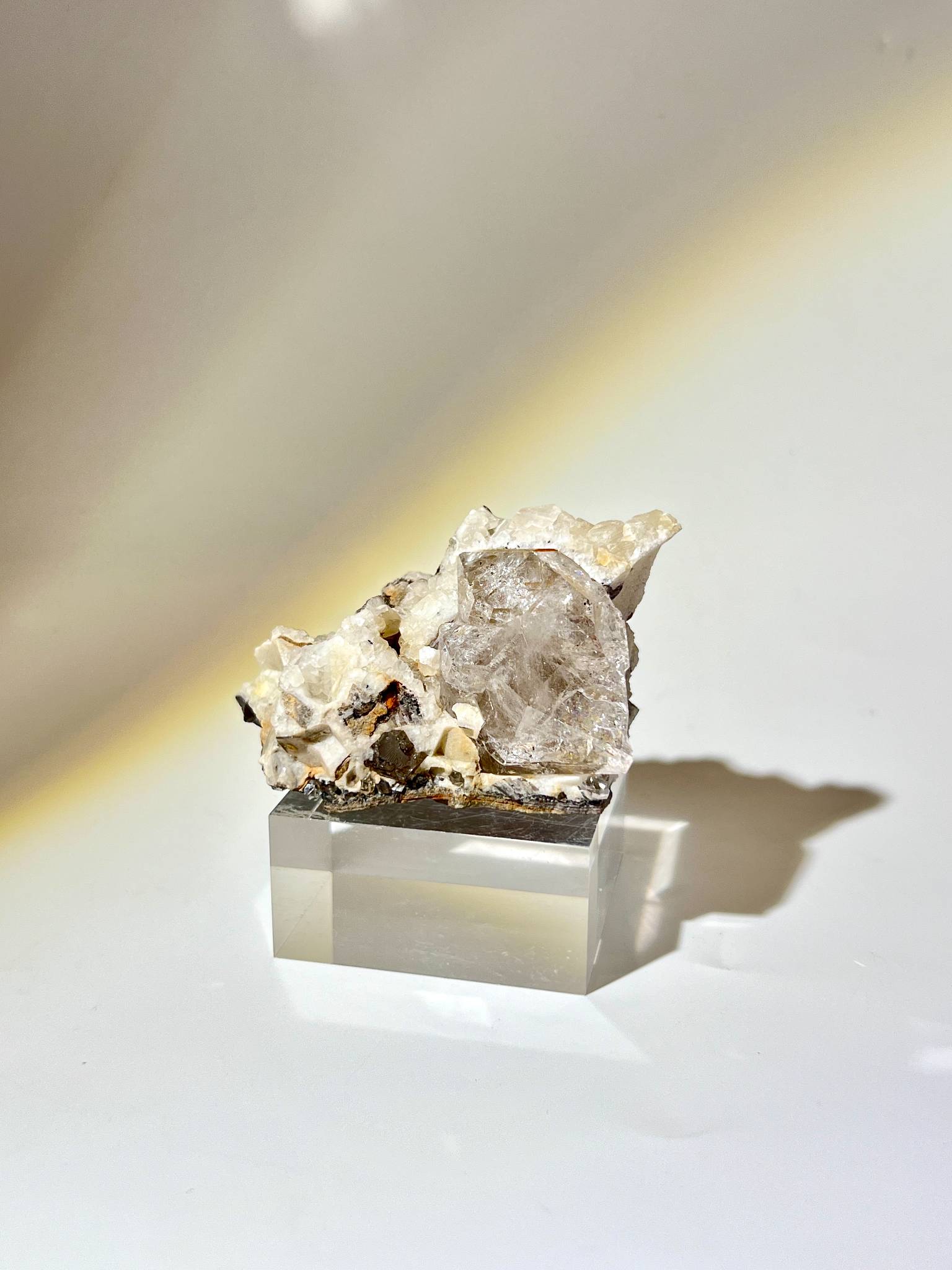 美國赫基蒙閃靈鑽共生白雲石母岩擺件 Herkimer Diamond in Dolomite 立體展示