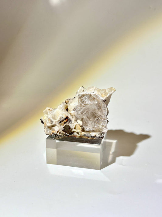 美國赫基蒙閃靈鑽共生白雲石母岩擺件 Herkimer Diamond in Dolomite 立體展示