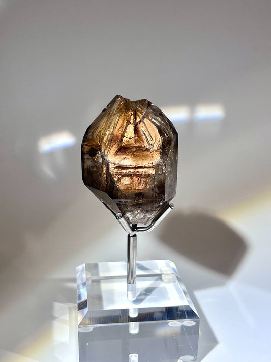 中大款骸骨閃靈鑽，148g 天然 Herkimer Diamond，具 Hopper Quartz 漏斗水晶、Elestial 階梯結構及茶煙晶漸變