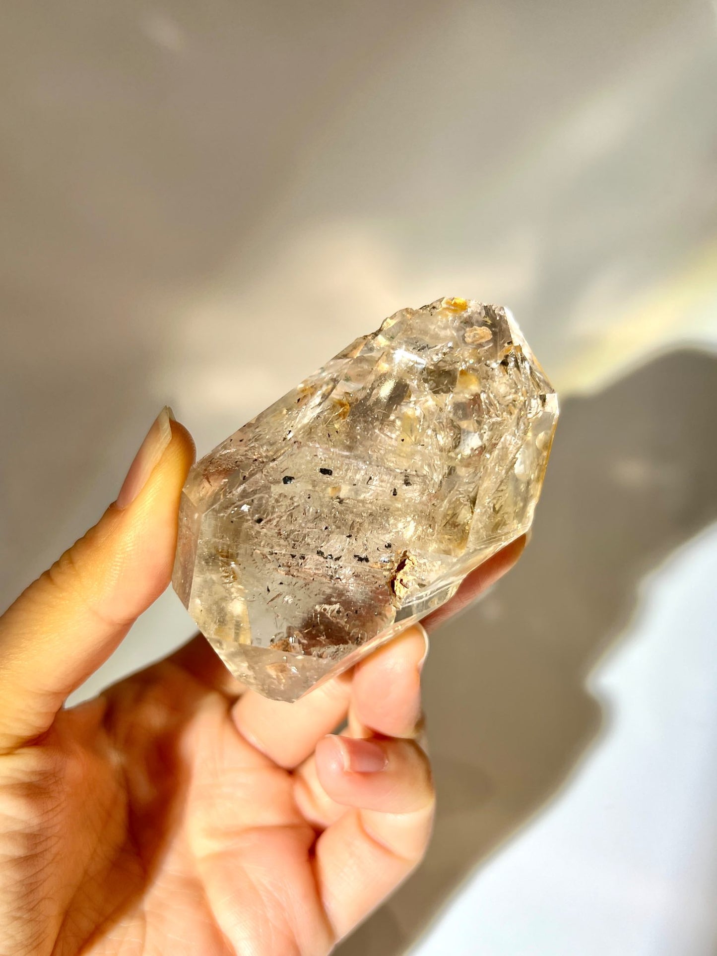 茶色系赫基蒙閃靈鑽特寫，展現彩虹與立體結構