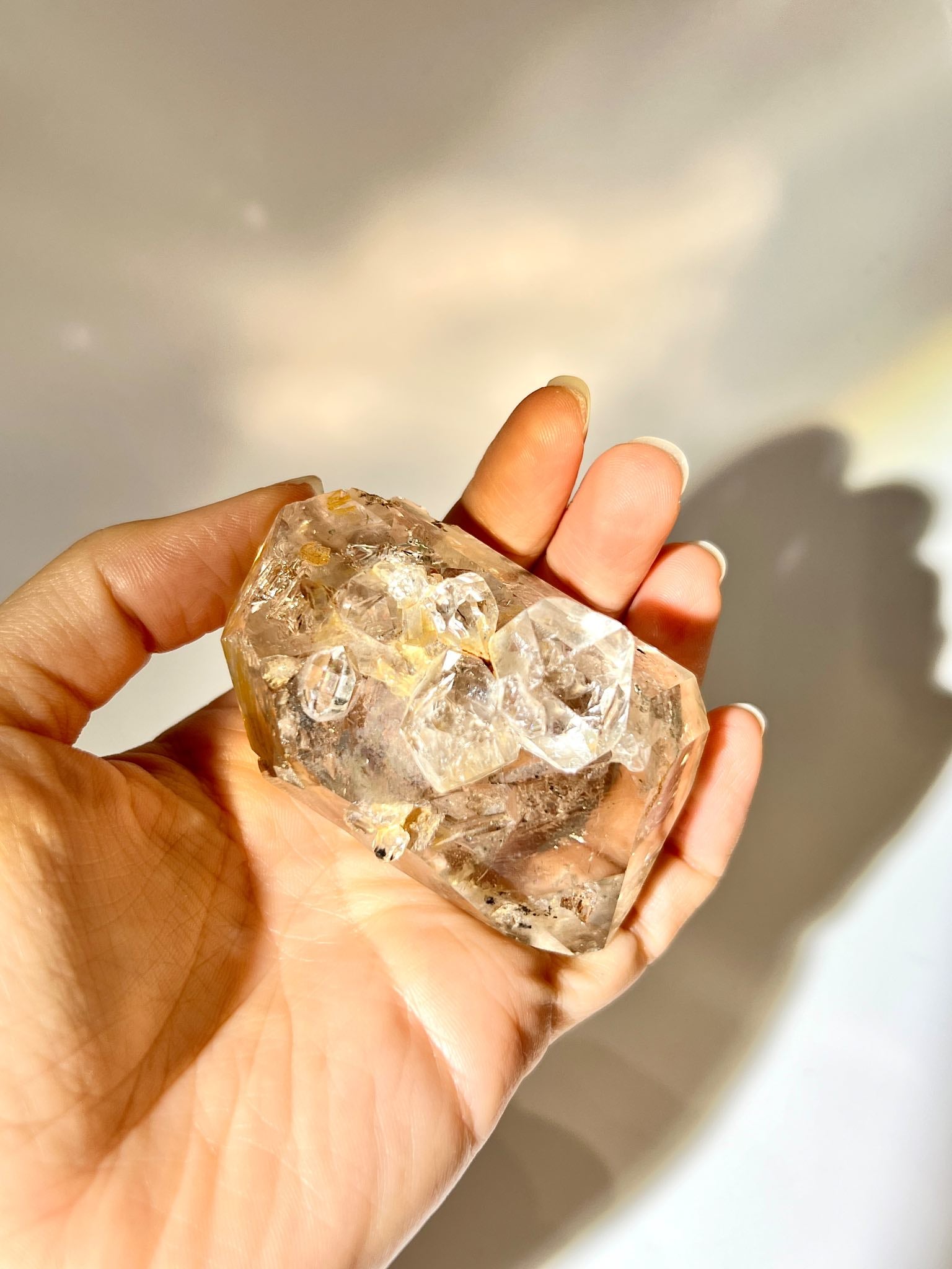 透亮赫基蒙原石，內含小共生晶與自然光影反射