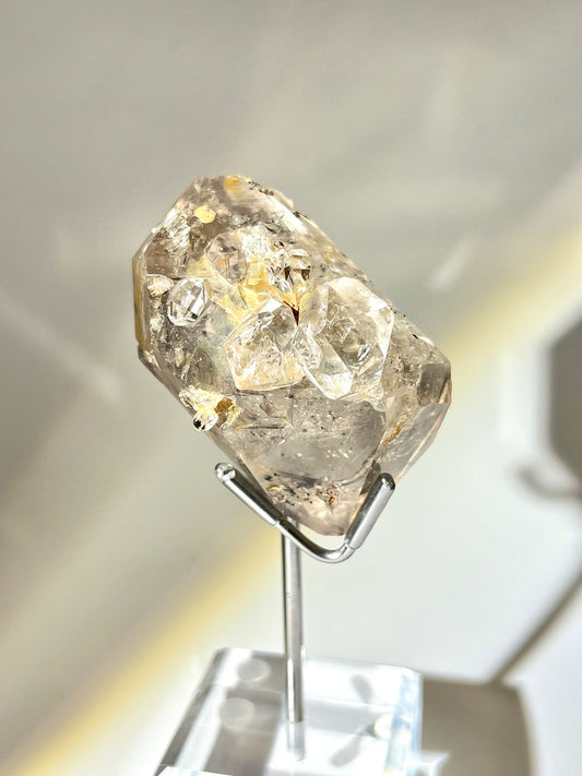 茶金色赫基蒙閃靈鑽原石，呈現高通透度與爆裂彩虹光