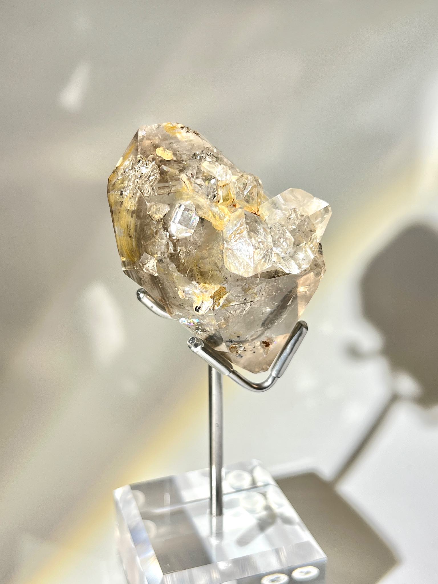 帶金色內光的赫基蒙晶體，展示自然棱角與細緻裂紋