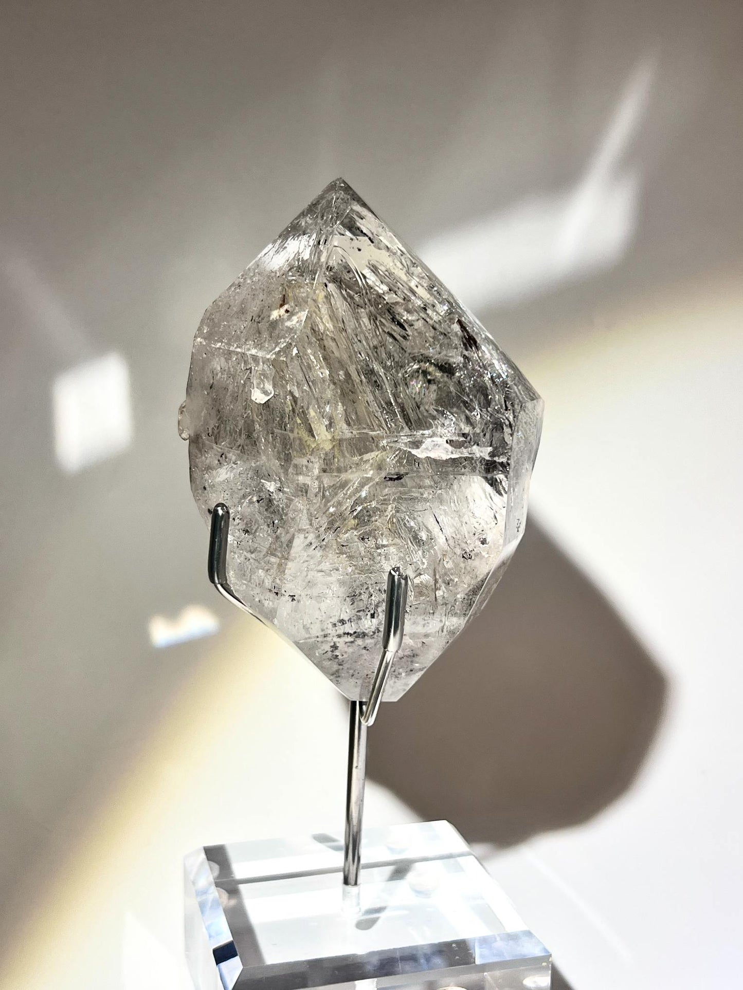 收藏級大閃靈鑽展示，430g 天然 Herkimer Diamond，具大空窗、水庫、水膽、流沙及長跑道結構，附訂製透明底座