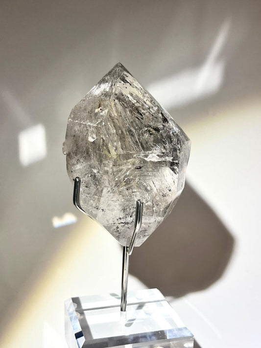 收藏級大閃靈鑽展示，430g 天然 Herkimer Diamond，具大空窗、水庫、水膽、流沙及長跑道結構，附訂製透明底座