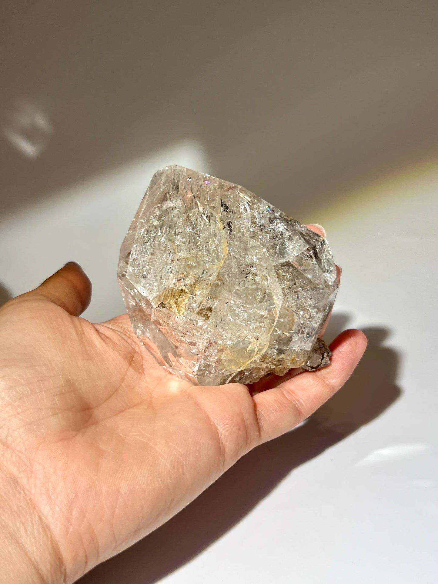 美國閃靈鑽內部近鏡，展示大量爆裂彩虹、天然冰裂紋、光線折射及清透晶體層次