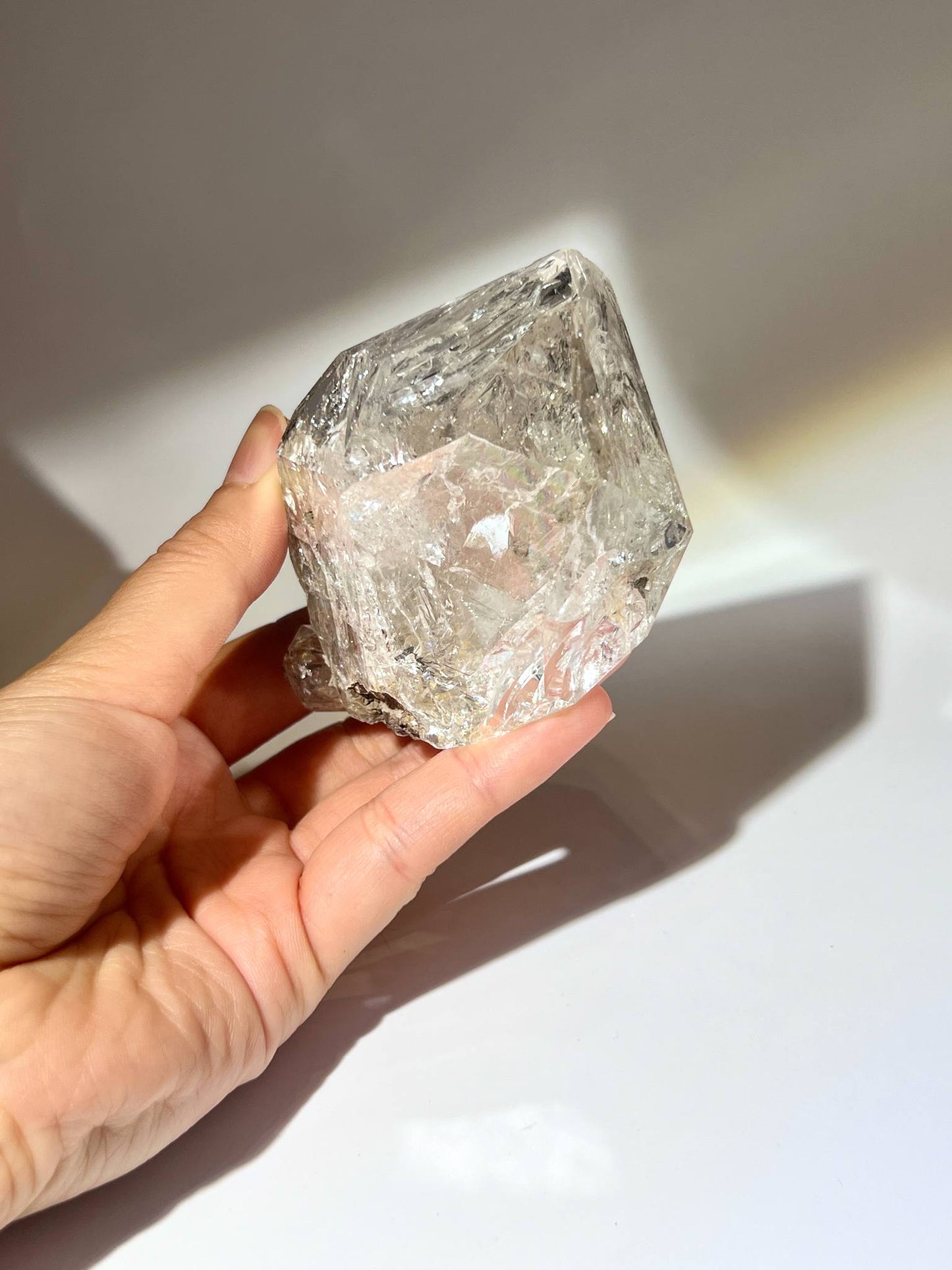 美國閃靈鑽內部近鏡，展示大量爆裂彩虹、天然冰裂紋、光線折射及清透晶體層次