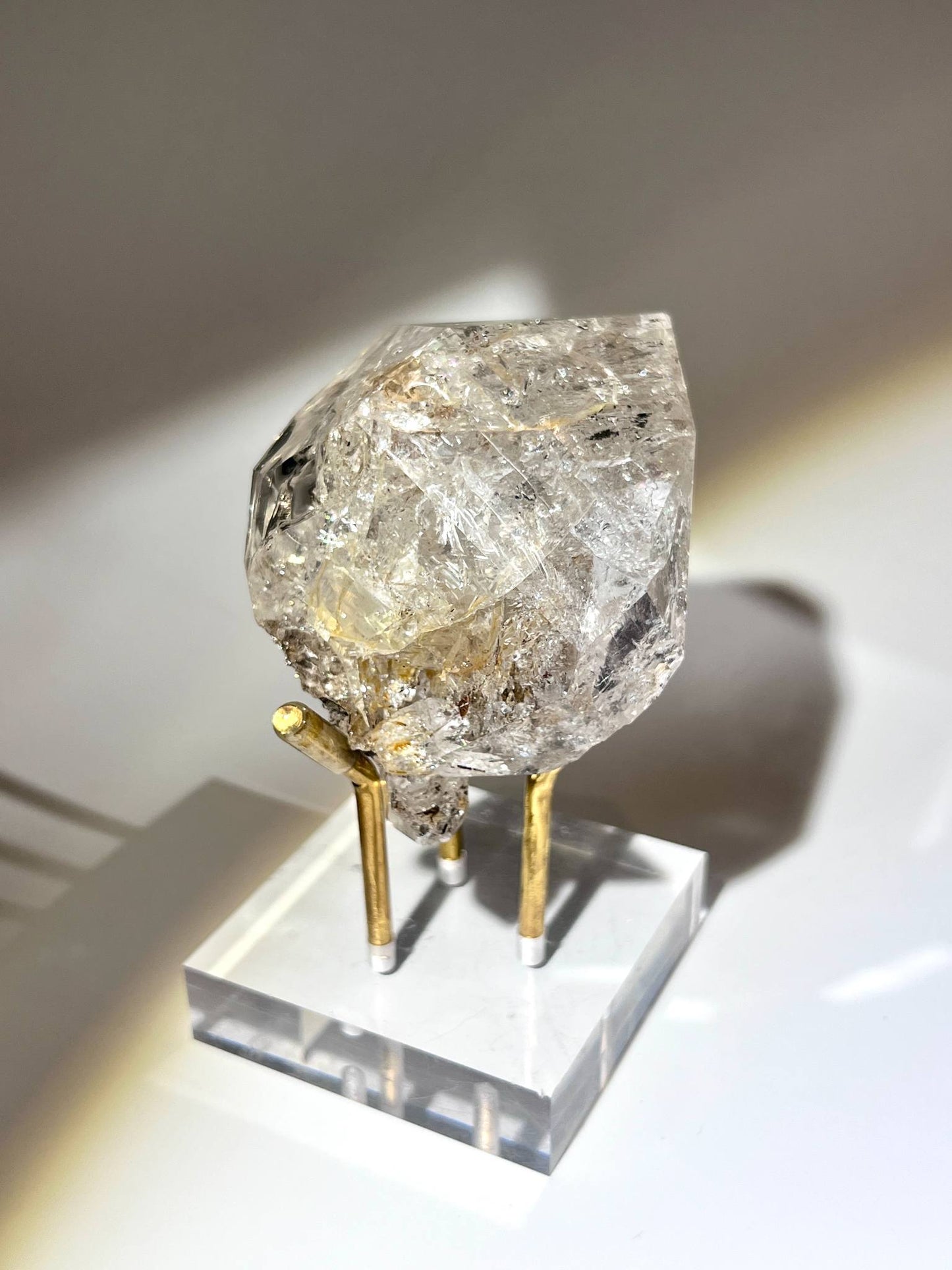 美國閃靈鑽 Herkimer Diamond，肥厚重手晶體，四面比例平均，內部具大量爆裂彩虹、冰裂紋及天然內涵物